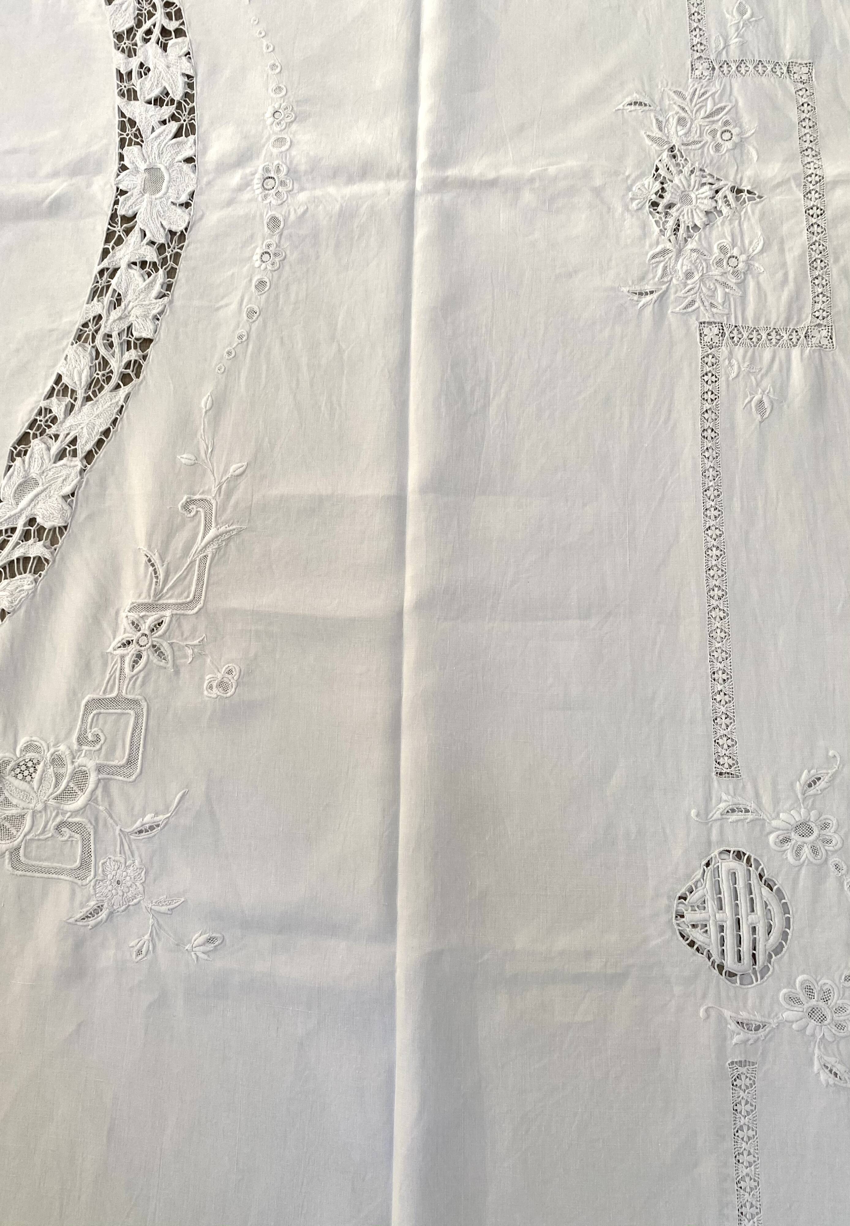 Rectangular tablecloth embroidered 285 x 185 cm