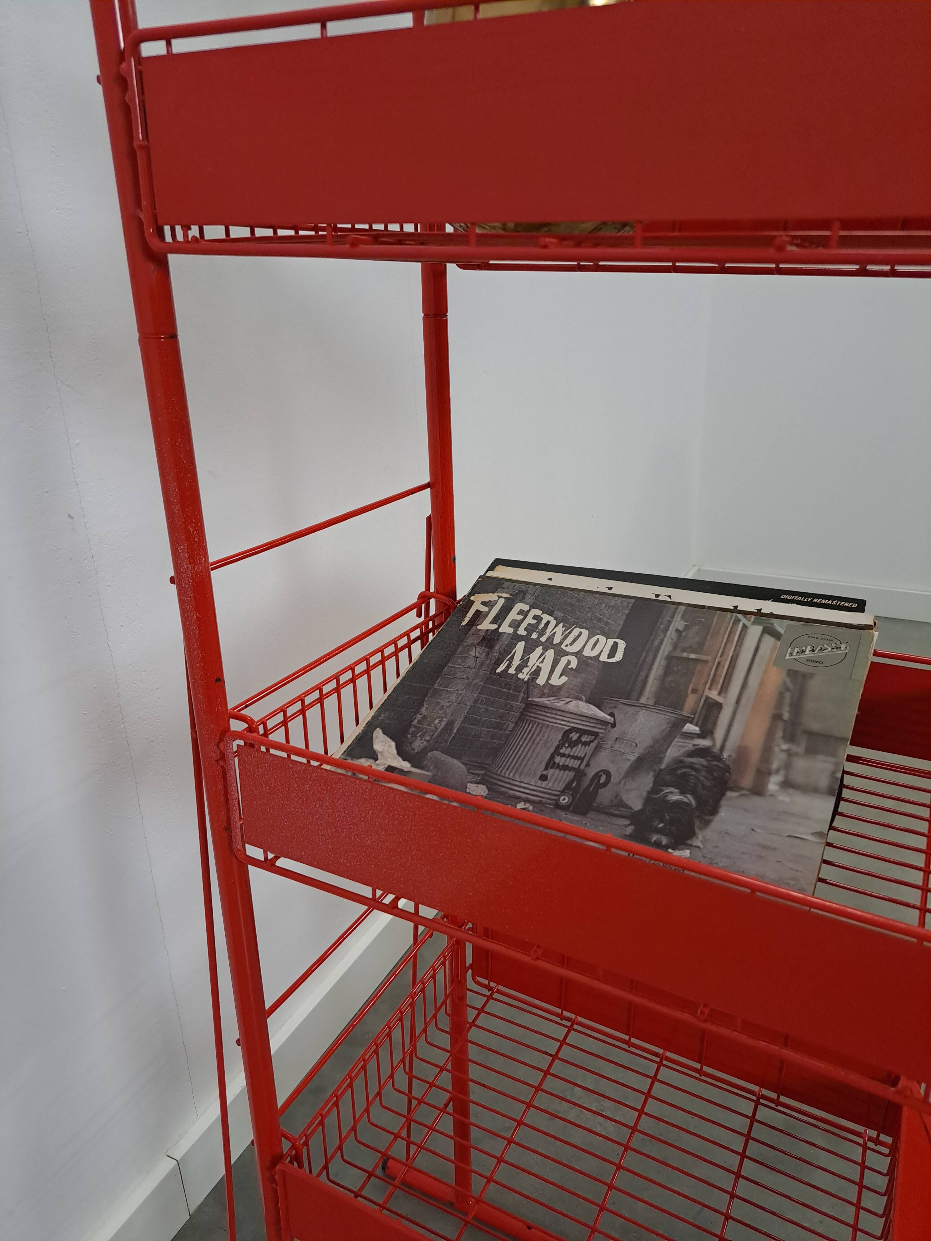 Rood metalen winkelvitrine winkelrek met manden vintage