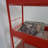 Rood metalen winkelvitrine winkelrek met manden vintage