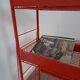 Rood metalen winkelvitrine winkelrek met manden vintage