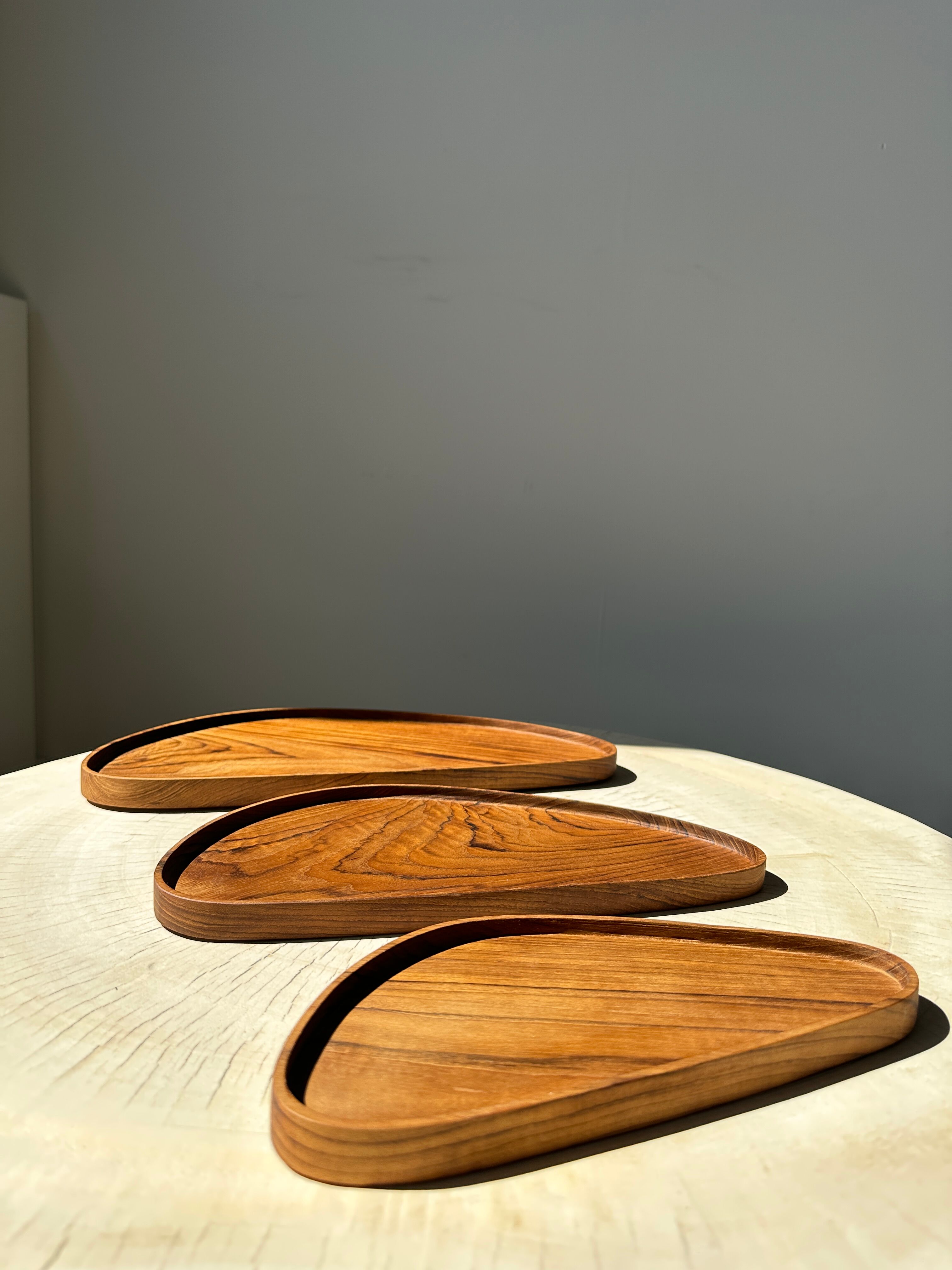 Trio de plateaux ou coupelles de forme triangulaire arrondi en teck monoxyle