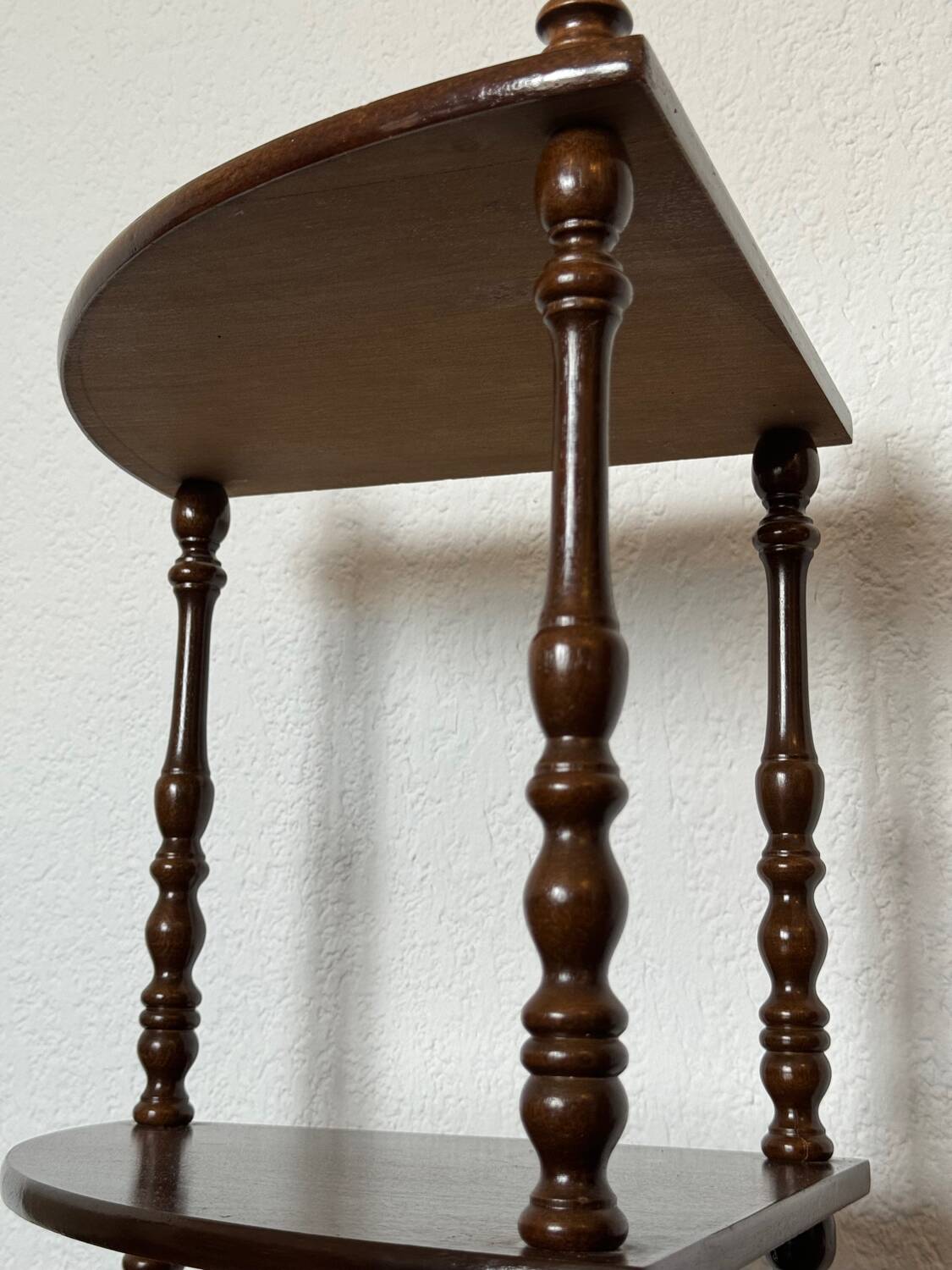 Etagère d'angle vintage en bois à trois niveaux
