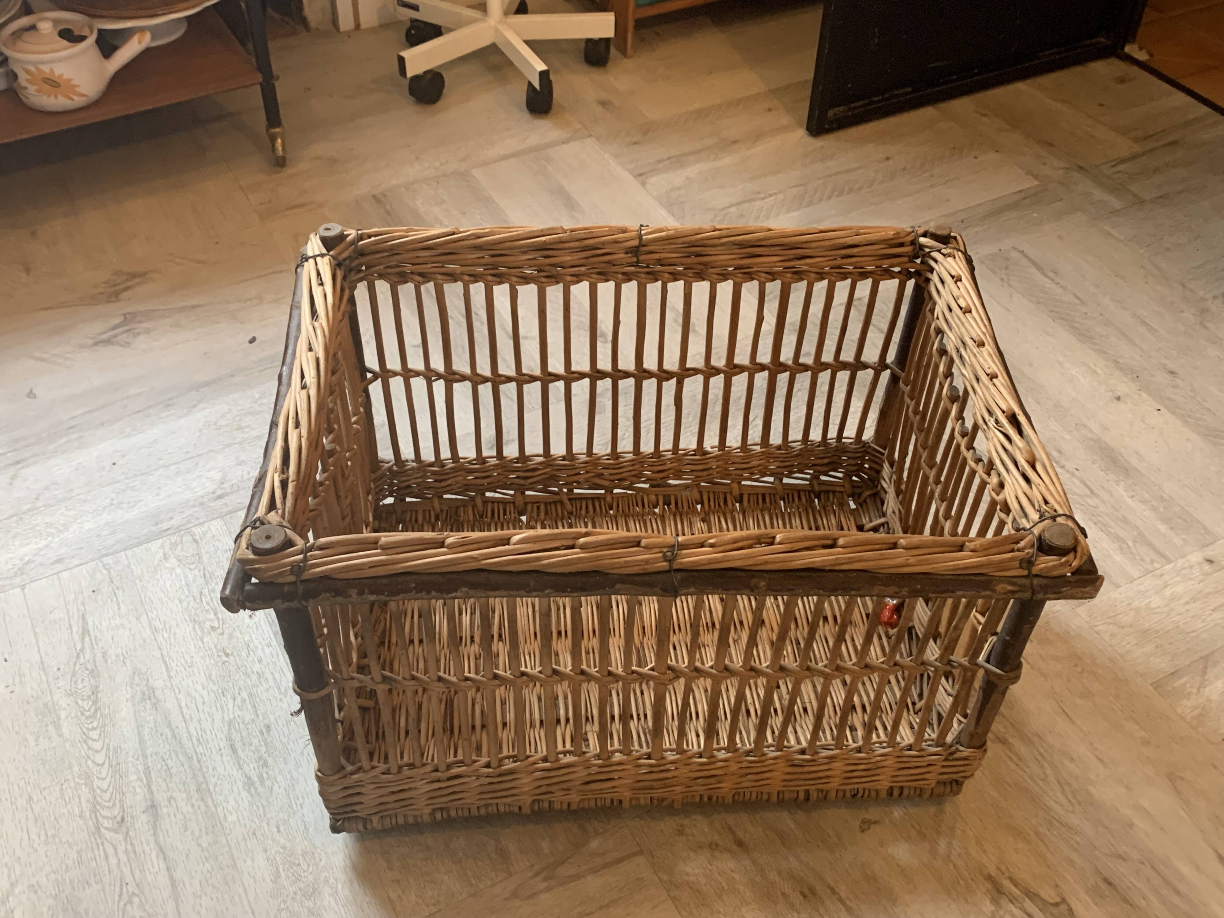 Large basket, rattan basket, old wicker linen basket