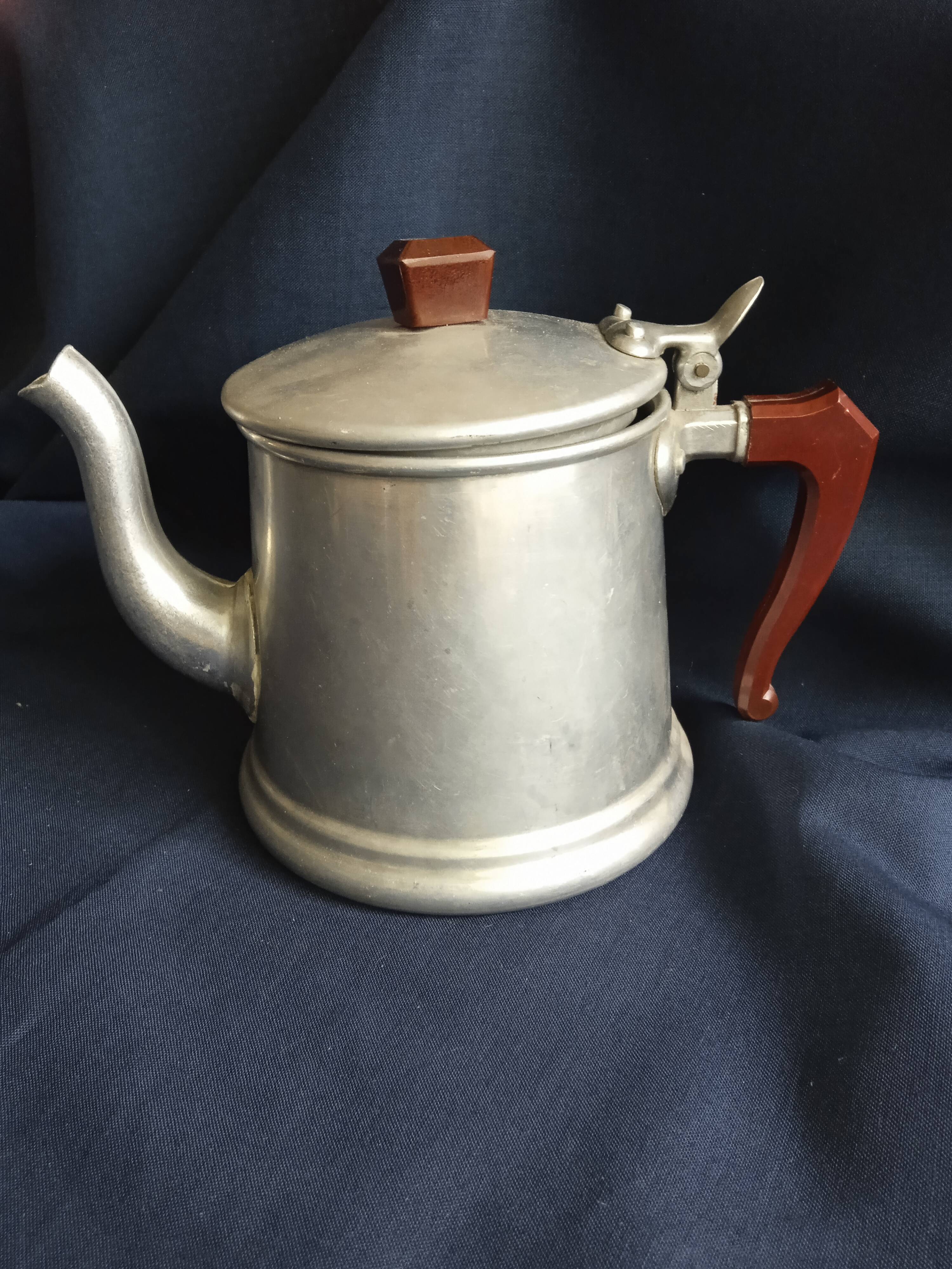 Aluminum coffee maker (3/4l) and handles in red bakelite circa 1950