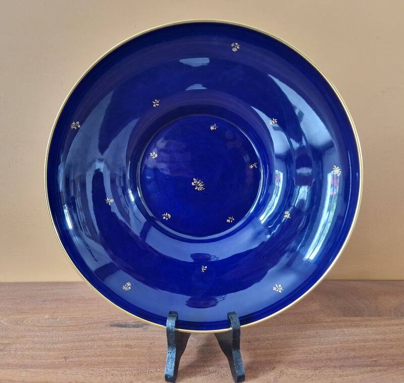 Important cobalt blue and gold porcelain cup from Sèvres - 1946