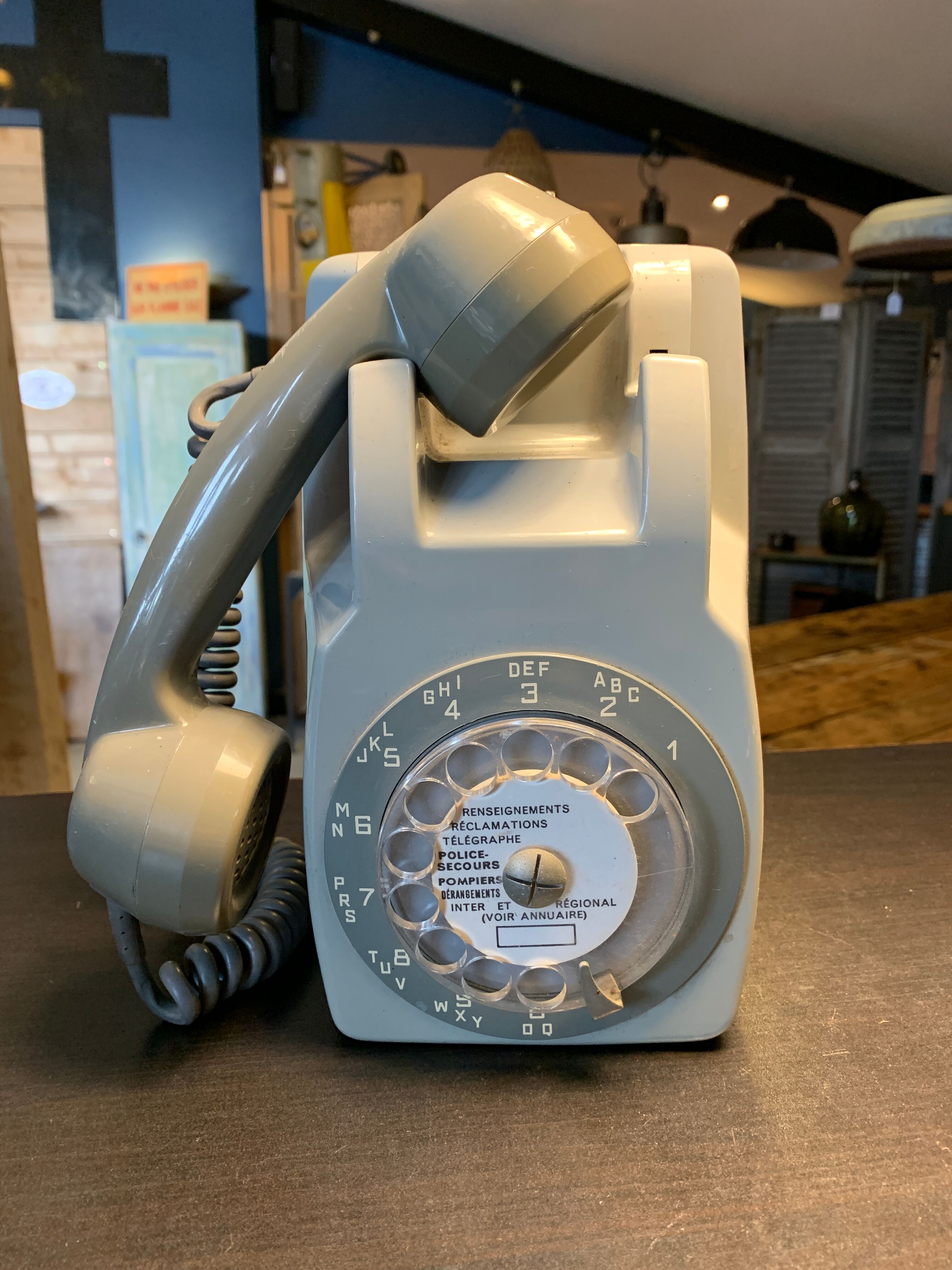 Téléphone ancien  murale gris