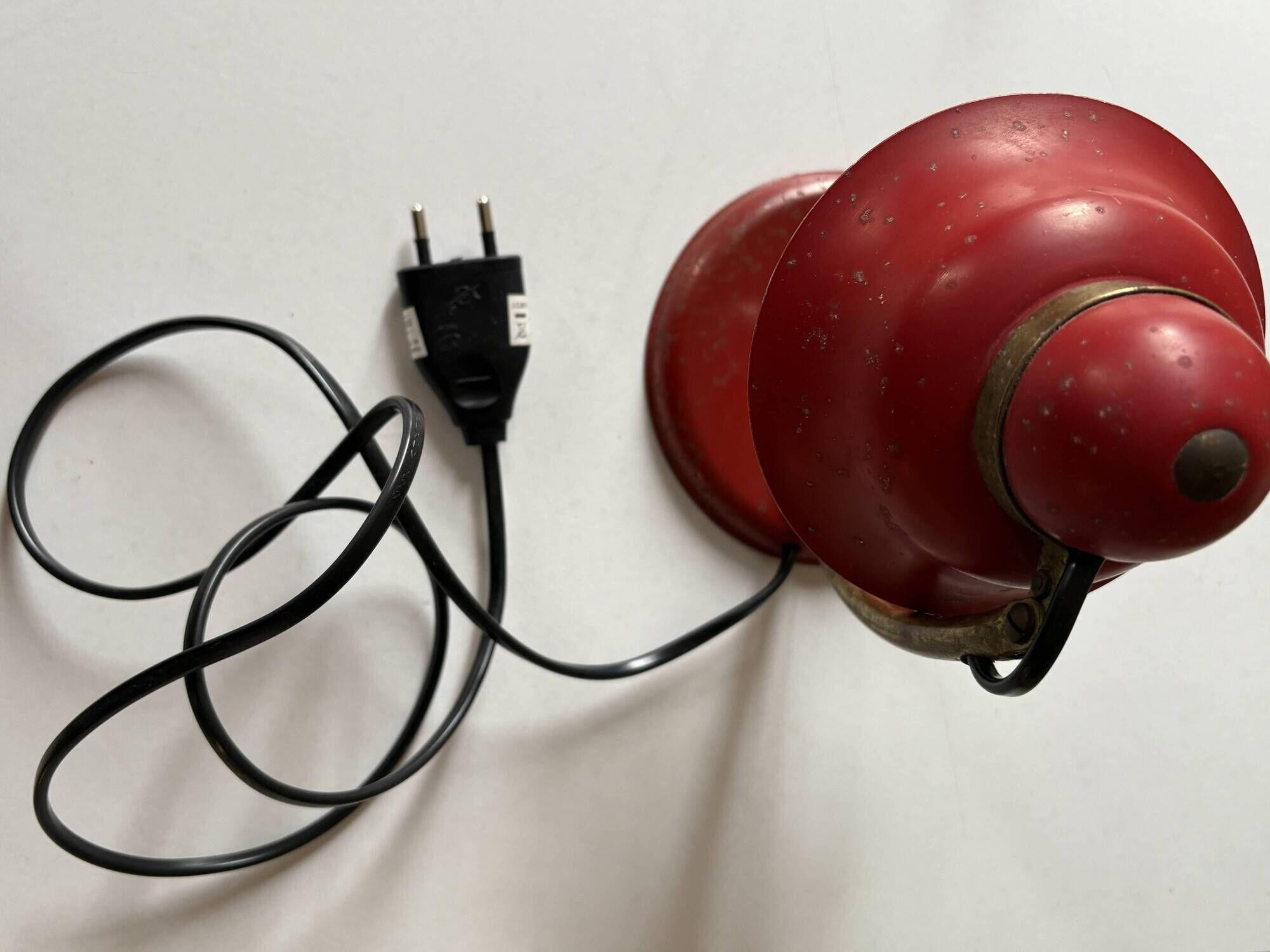 Vintage desk lamp from the 50s/60s in red & brass.
