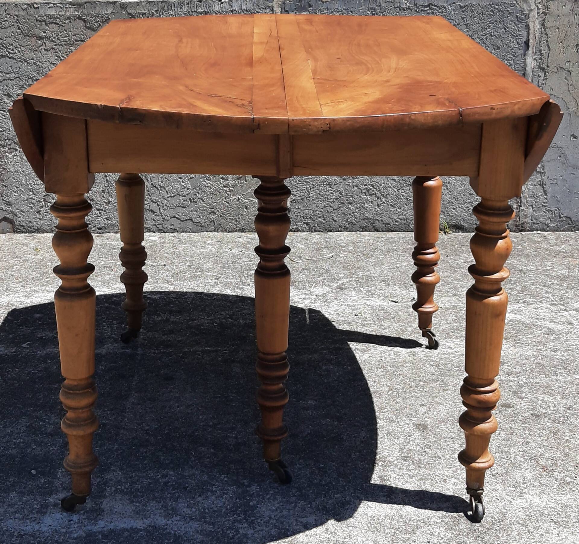 Extendable round table (with extensions and flaps), cherry wood.