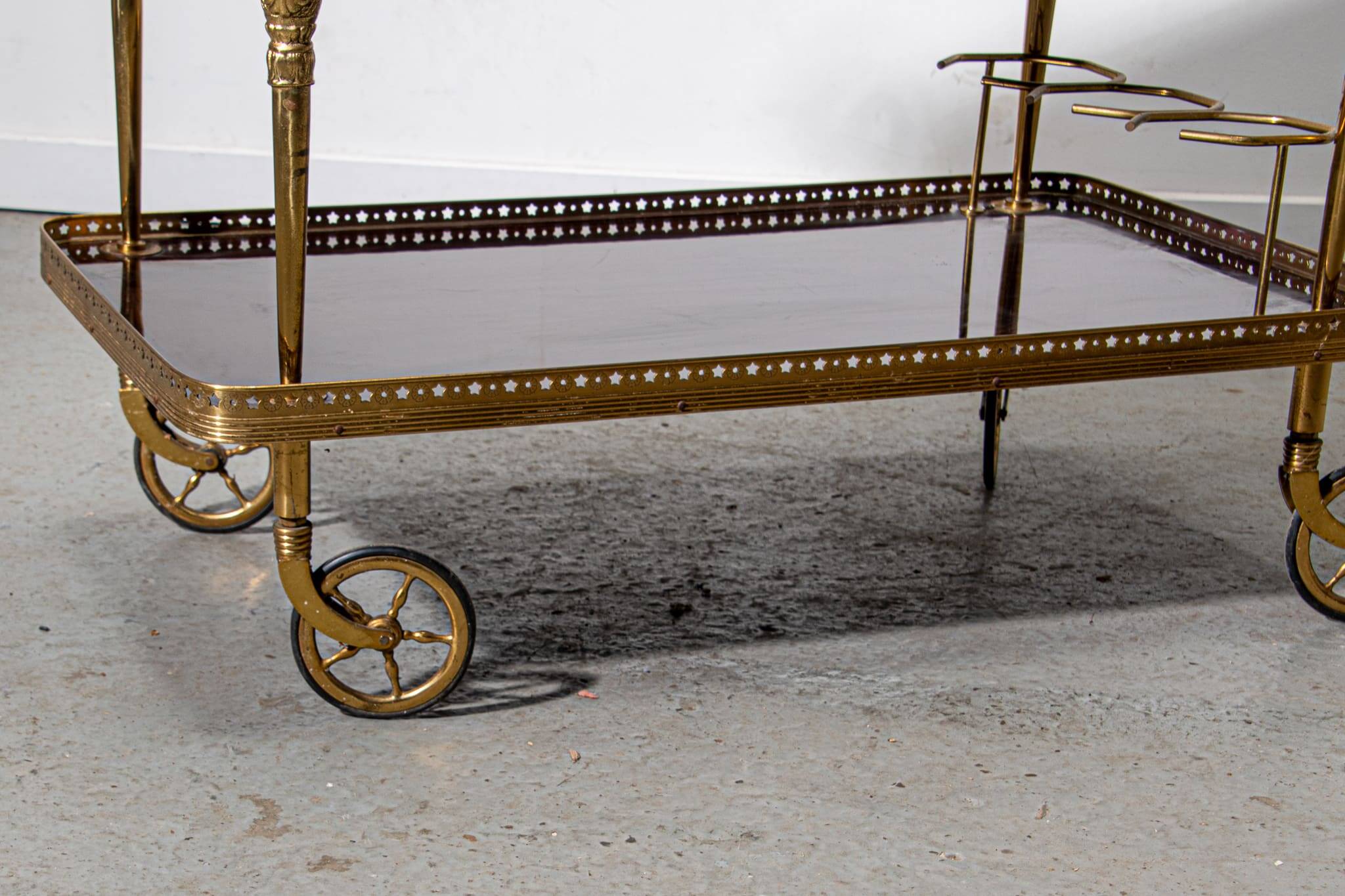 Desserte en acajou et laiton vers 1950