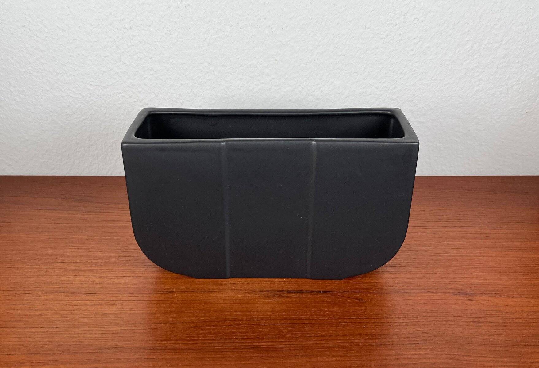 Postmodern minimalist ceramic vase from the Asa collection, 1980s.