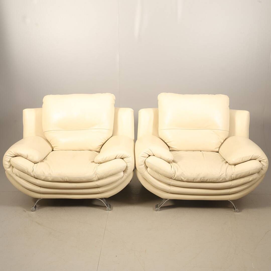 Paire de fauteuils contemporains en similicuir