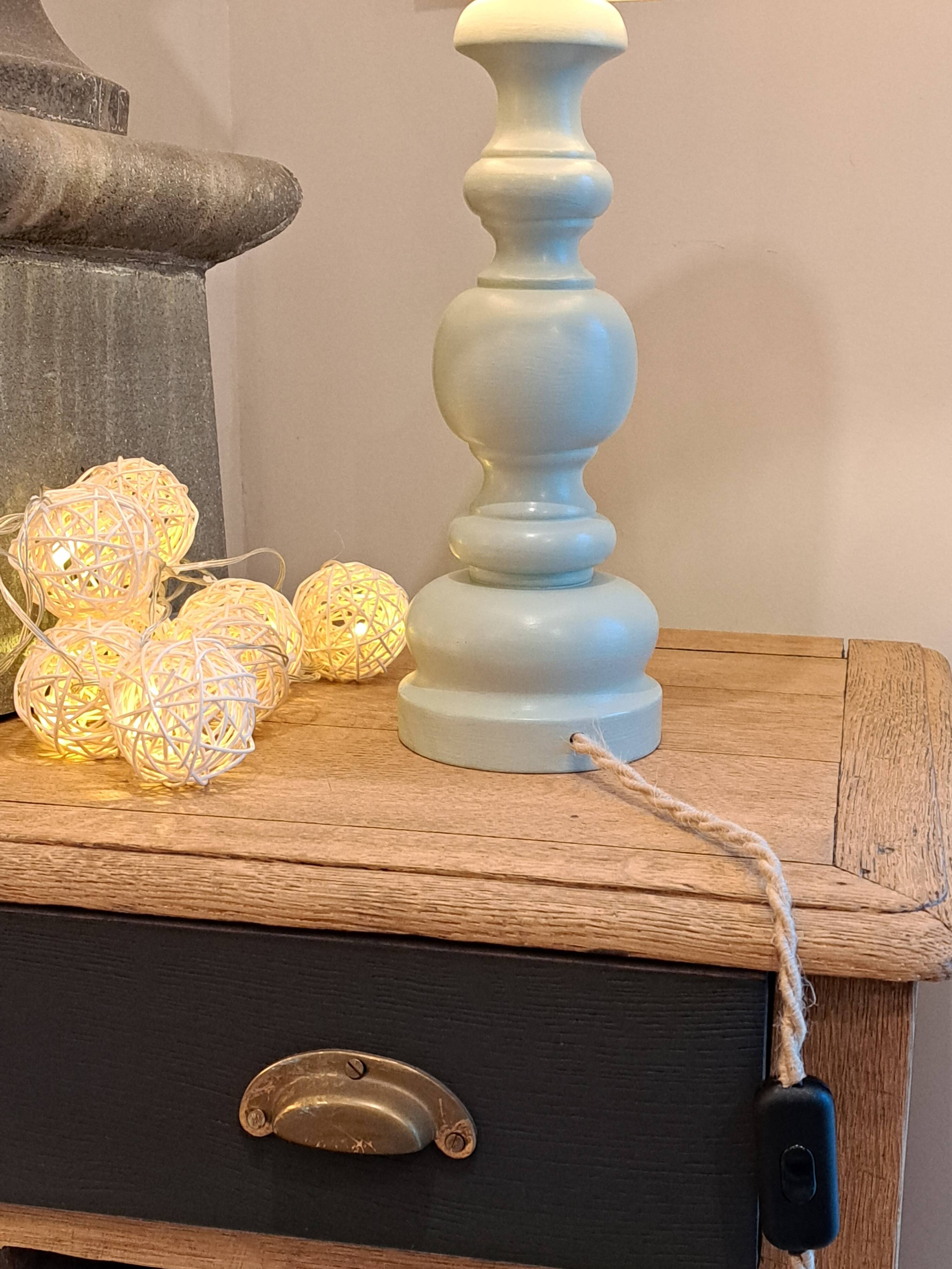 Vintage wooden table lamp from the 1980s revisited