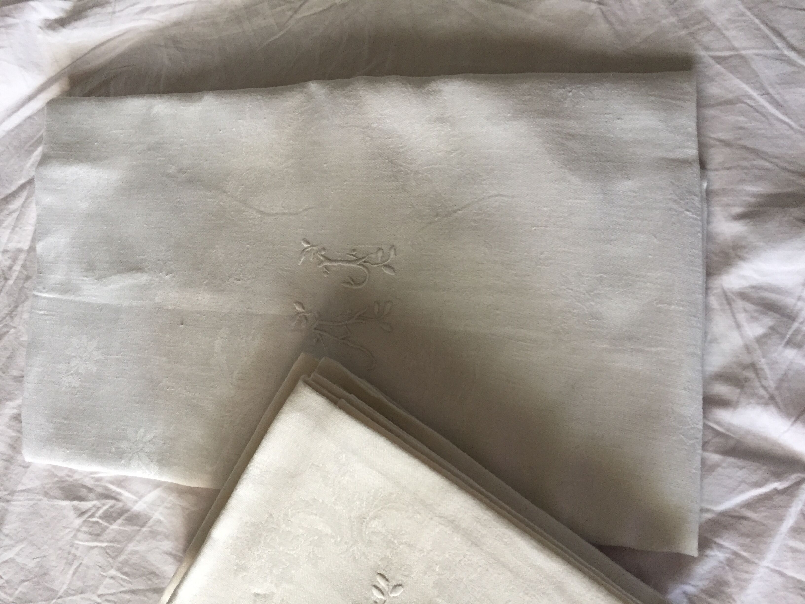 All tablecloth and napkins monogramee