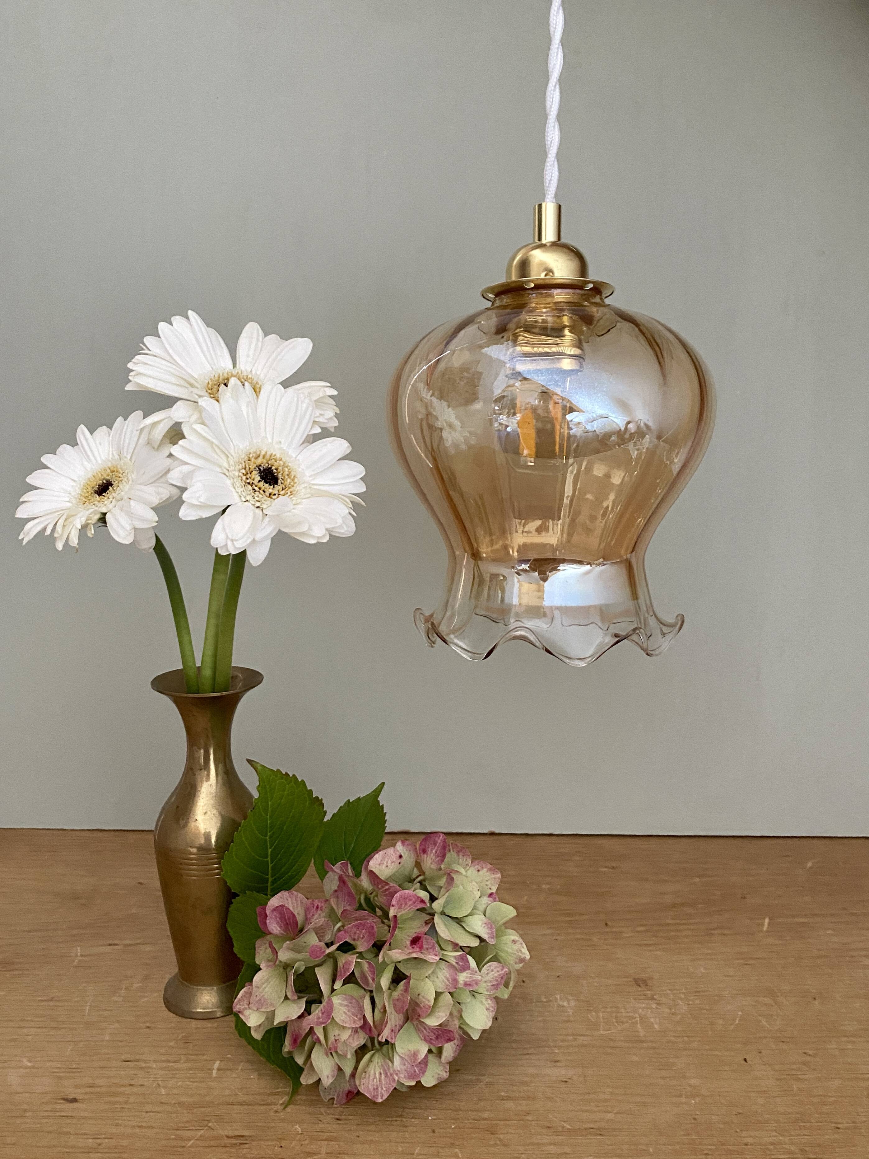 Susspension globe vintage en verre ambré légèrement nacré