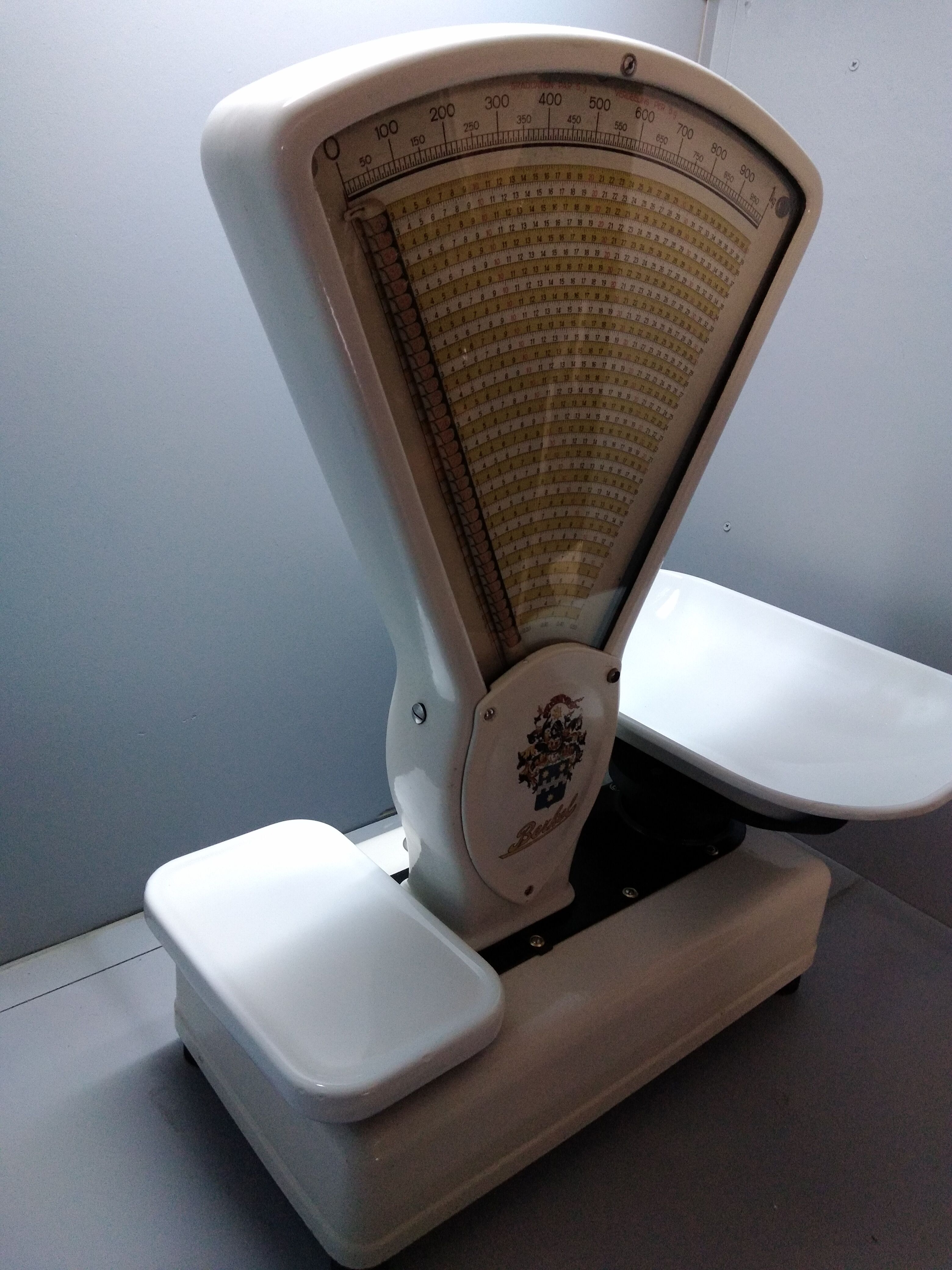 old BERKEL scale in enamelled cast iron from 1945