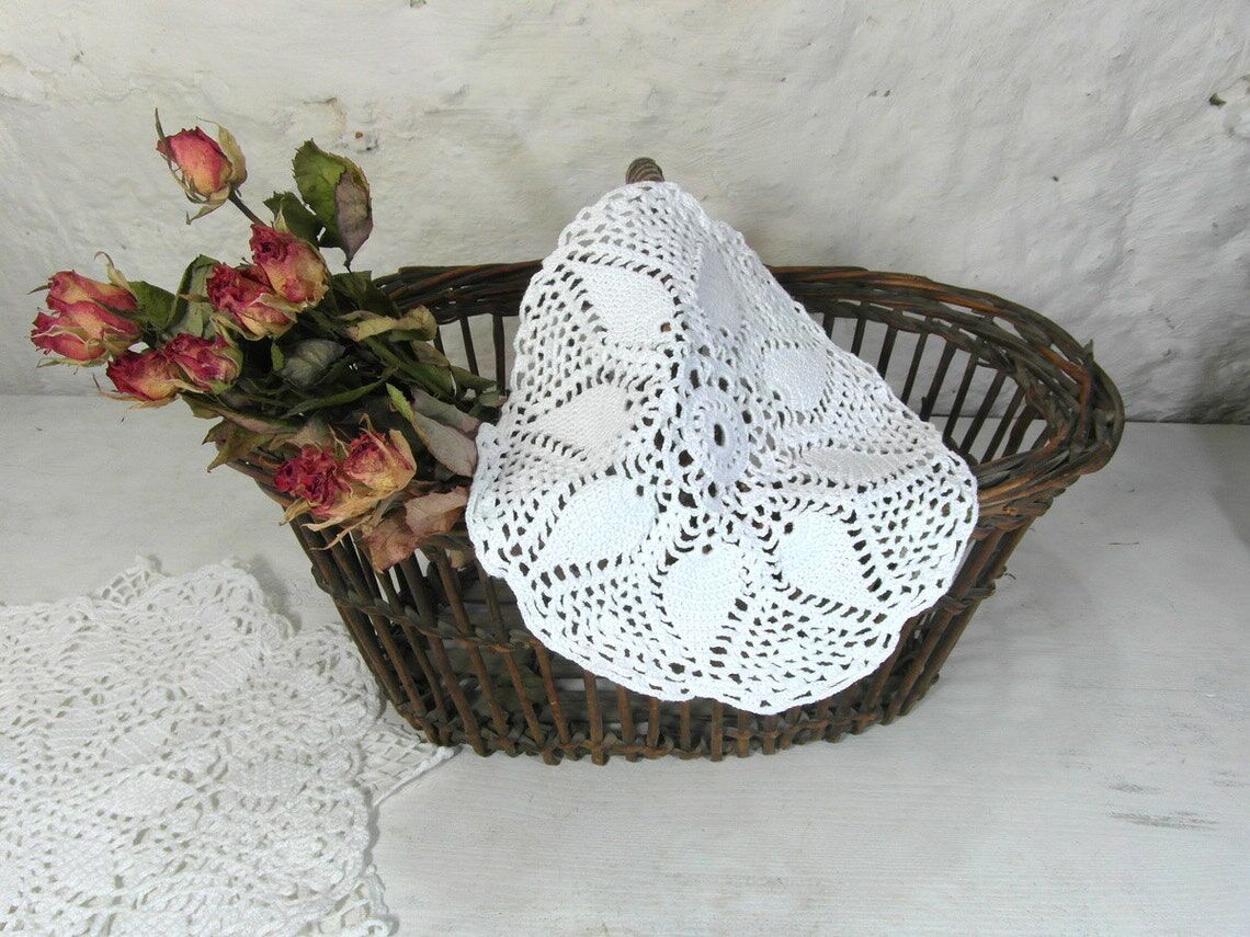 Round placemat in crocheted cotton lace