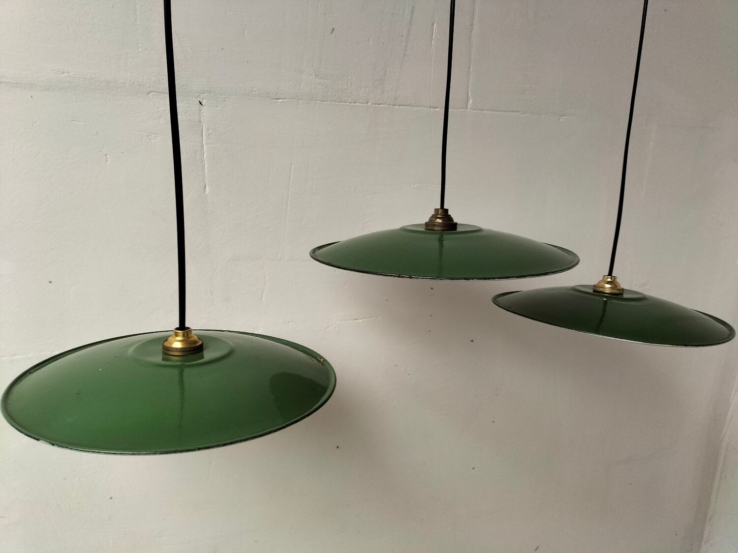 Suspensions in enamelled sheets