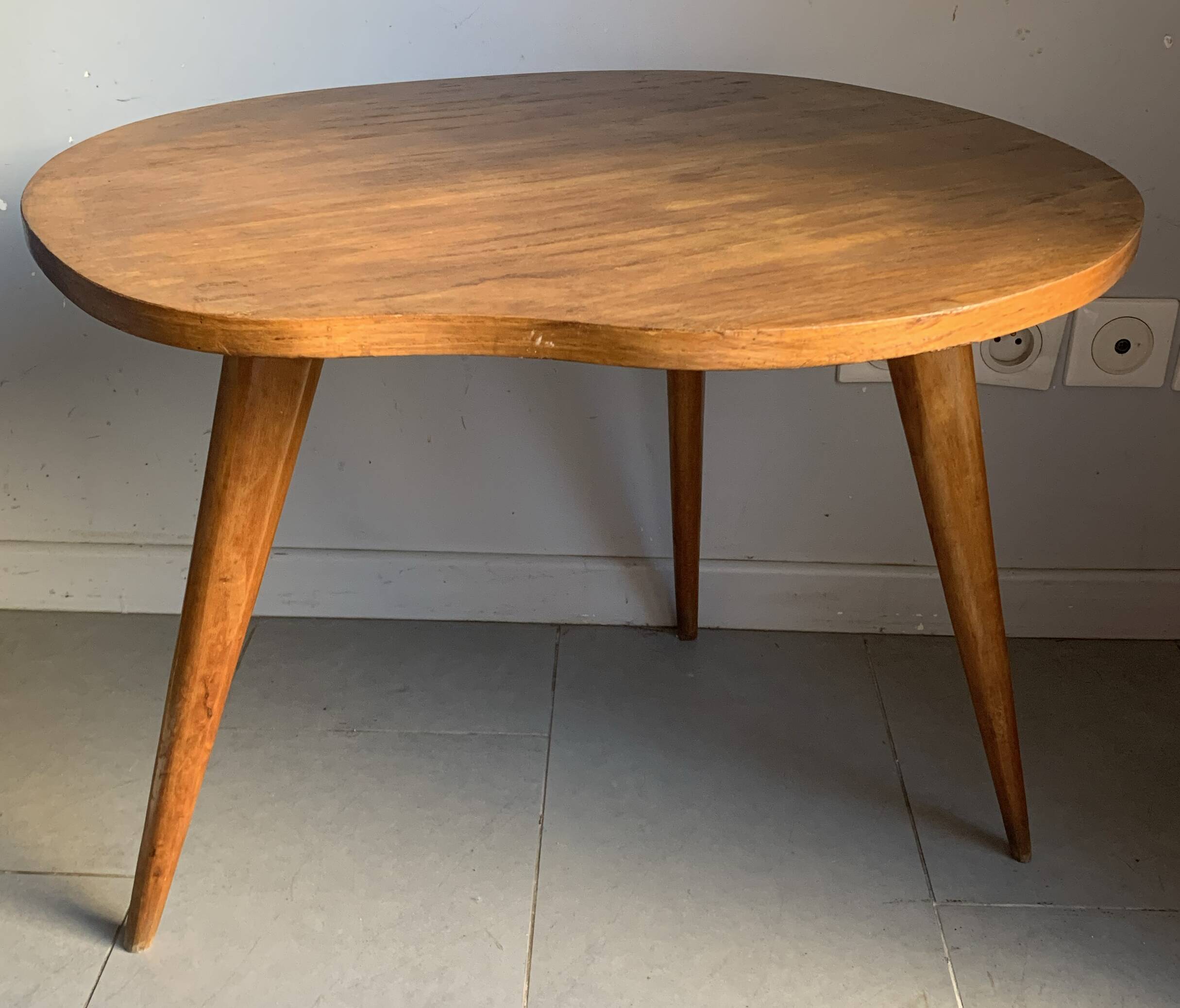 Table basse haricot tripode en chêne, années 50