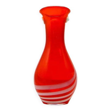 Vase avec œillet, moderne du milieu du siècle, en verre rouge, conçu par L. Fiedorowicz, Pologne, années 1970.