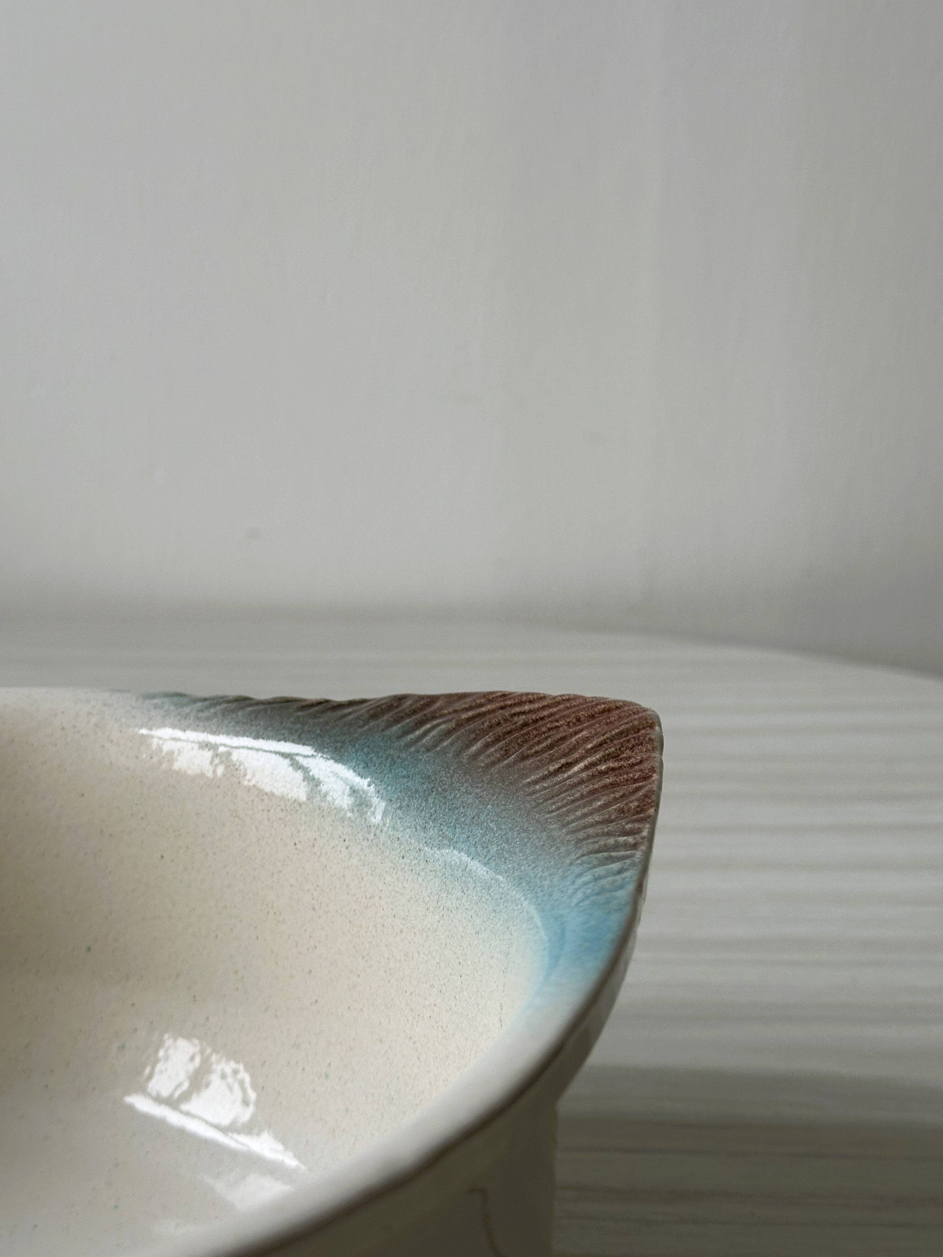 Plat en céramique figurant une oie bleue