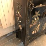 Ancien meuble chinois laqué noir orné de pierres dures / cabinet