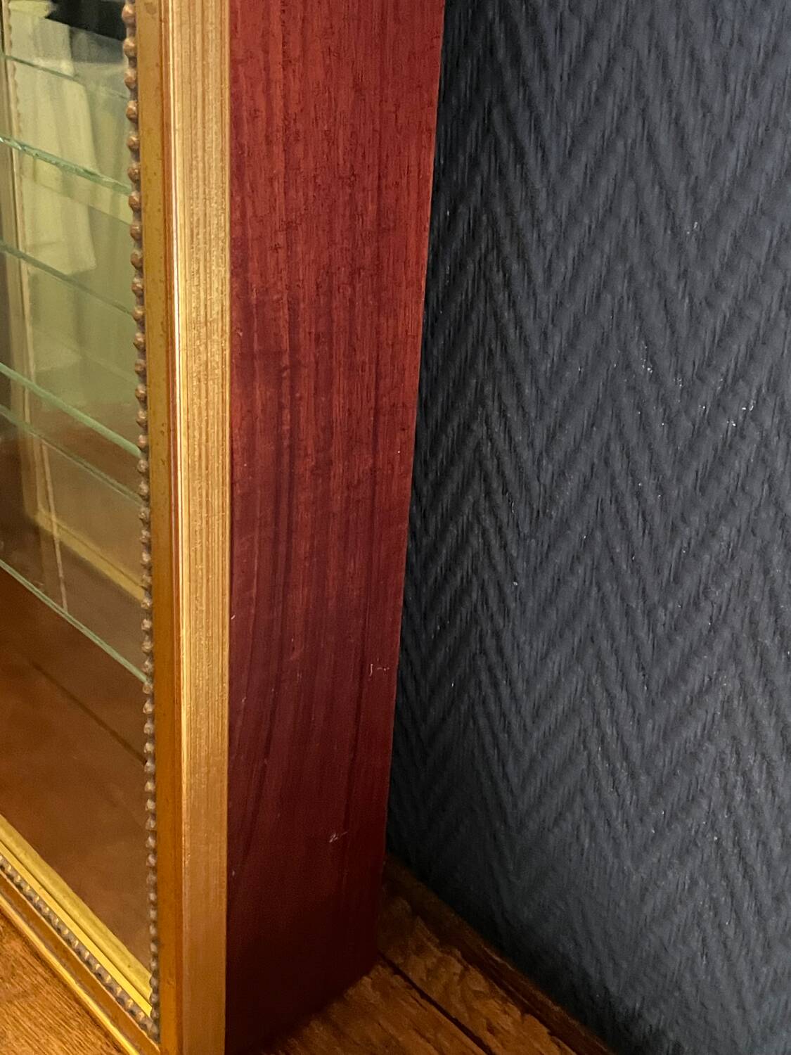Vitrine en bois doré à suspendre .