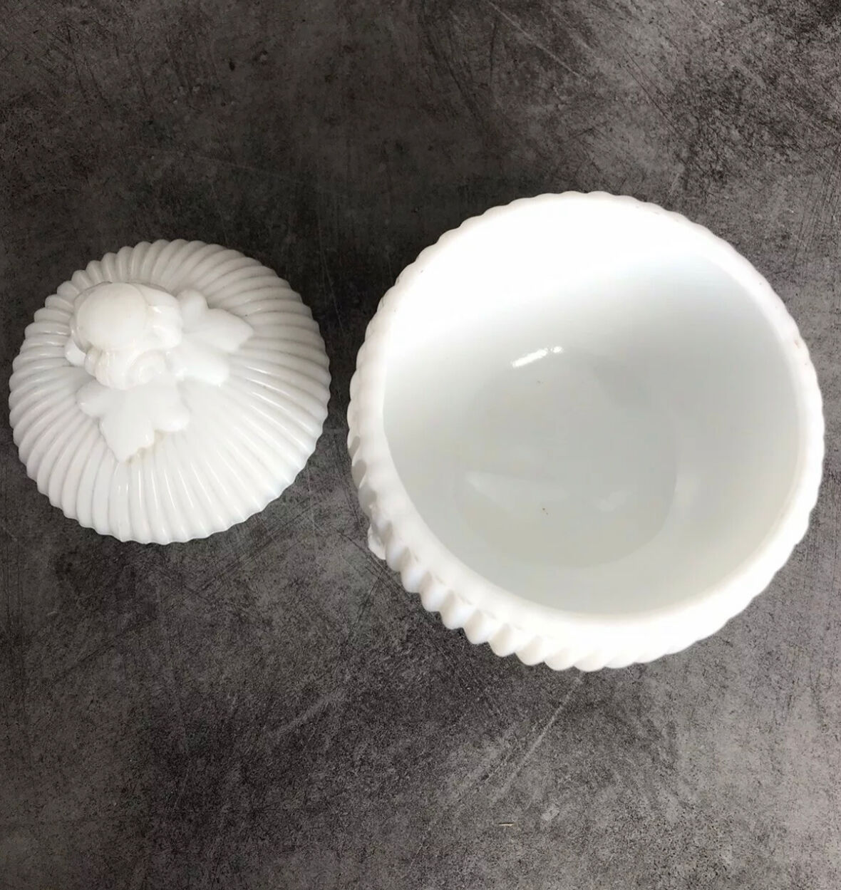 Bonbonnière in white opaline glass round tripodium shape