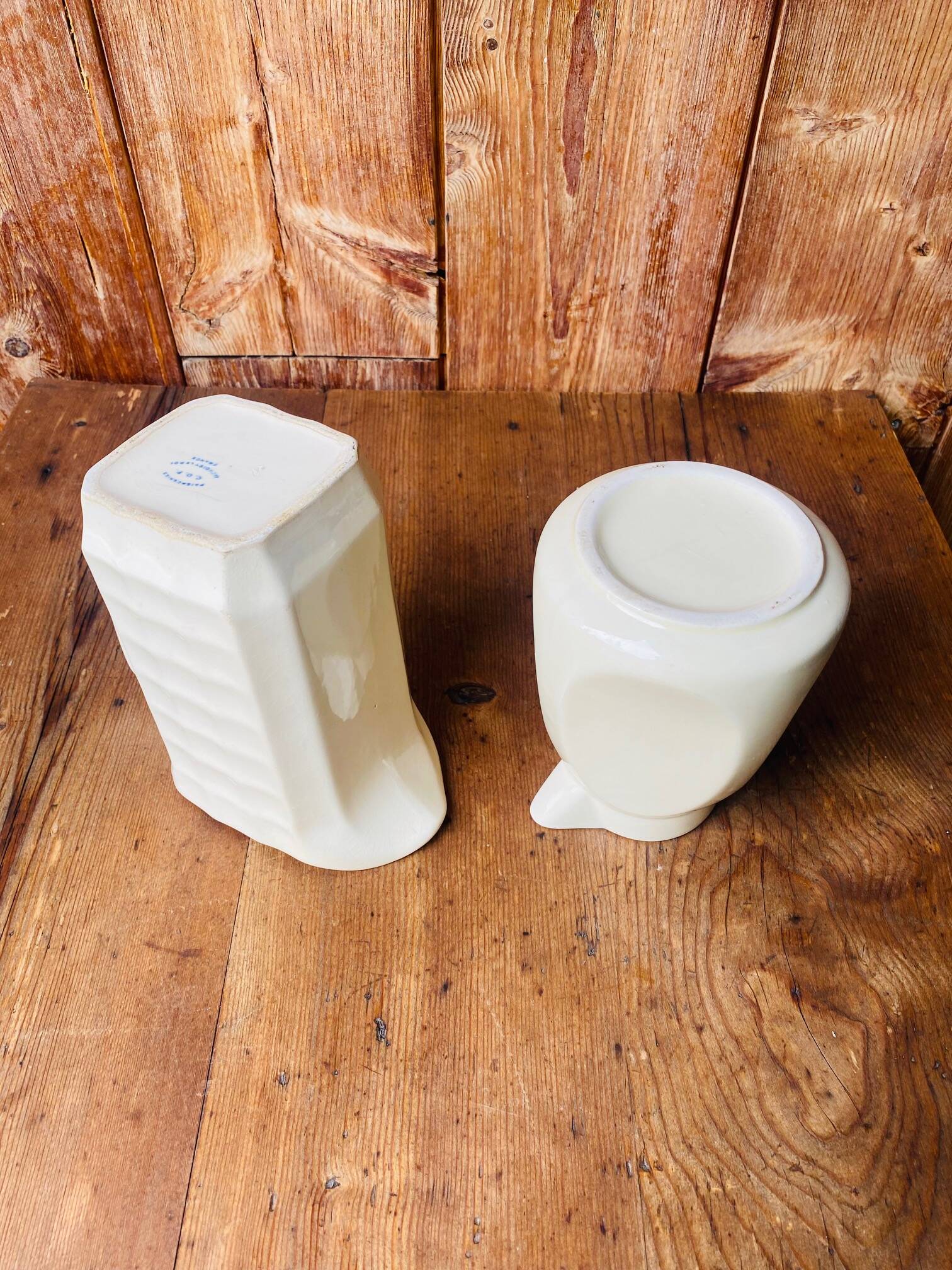 A pair of vintage ceramic jugs from the 1950s.