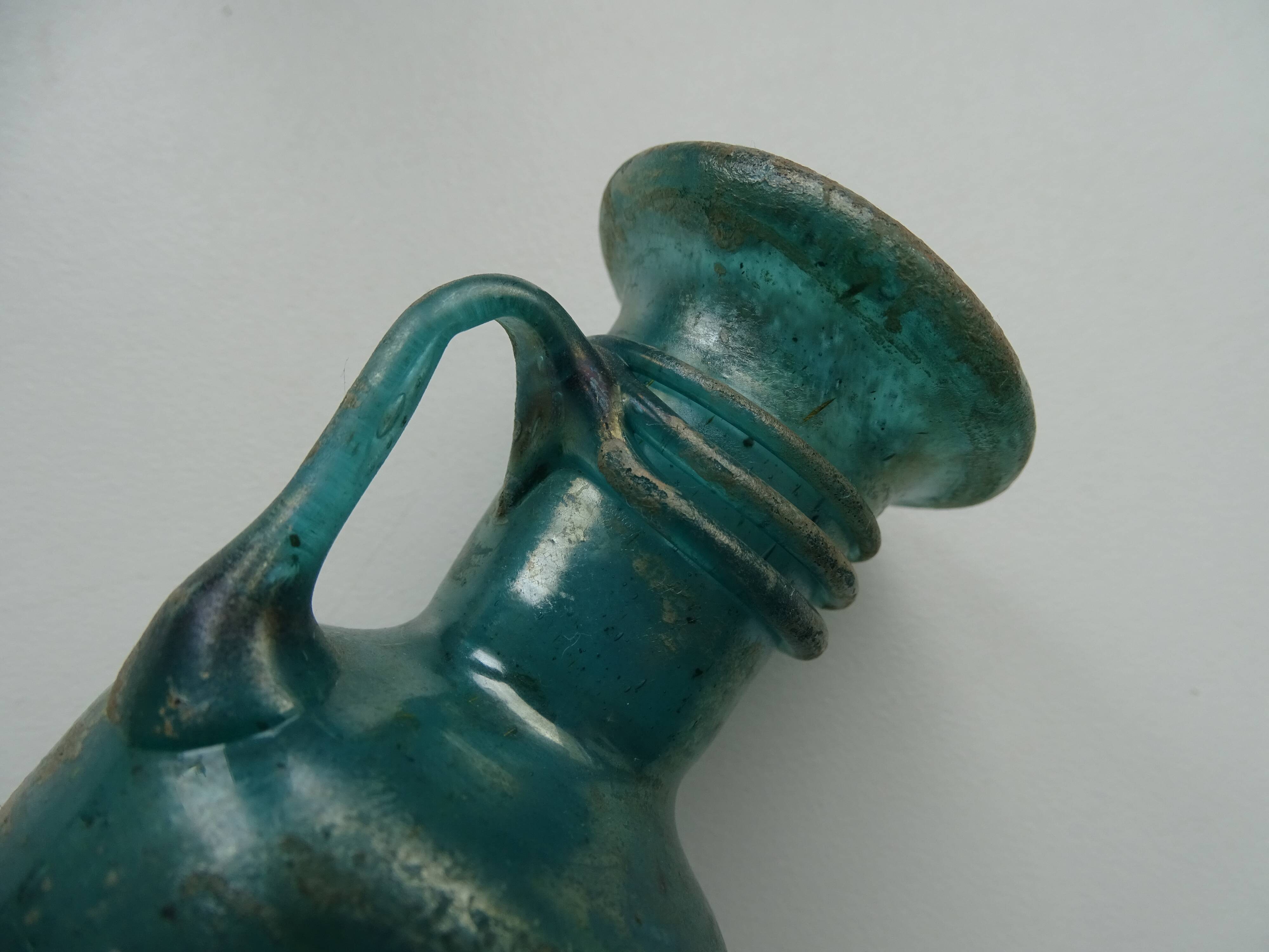 Ancient balsamaire Gallo Roman style iridescent glass paste