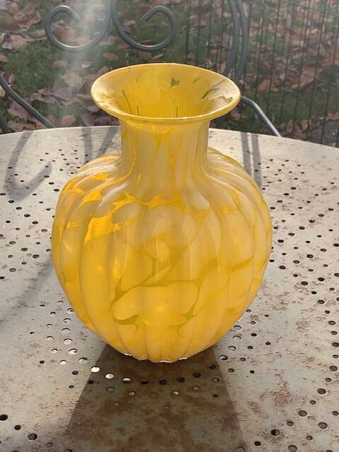 Vase en verre de clichy jaune et blanc, vintage