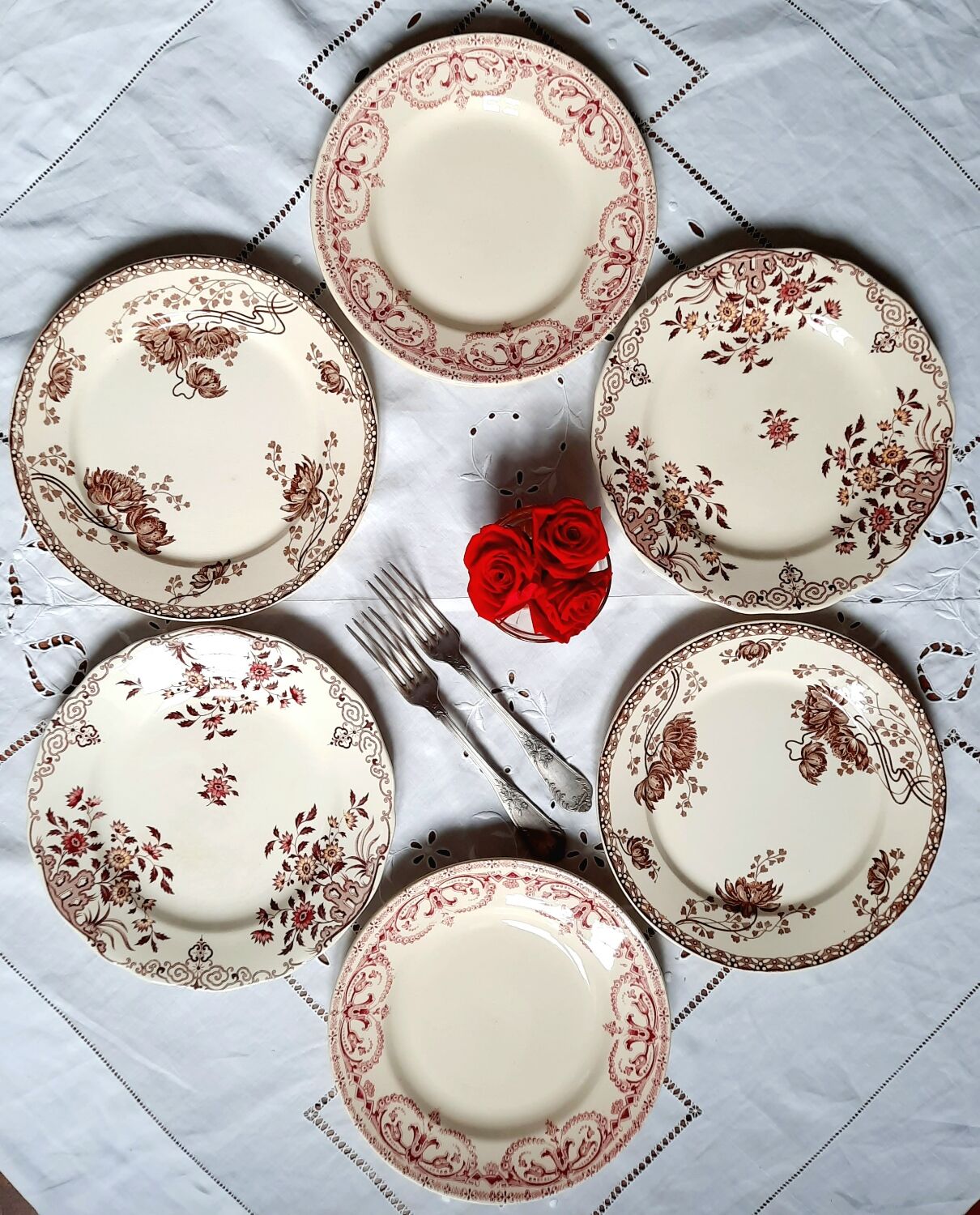 Assiettes plates anciennes dépareillées en faïence terre de fer