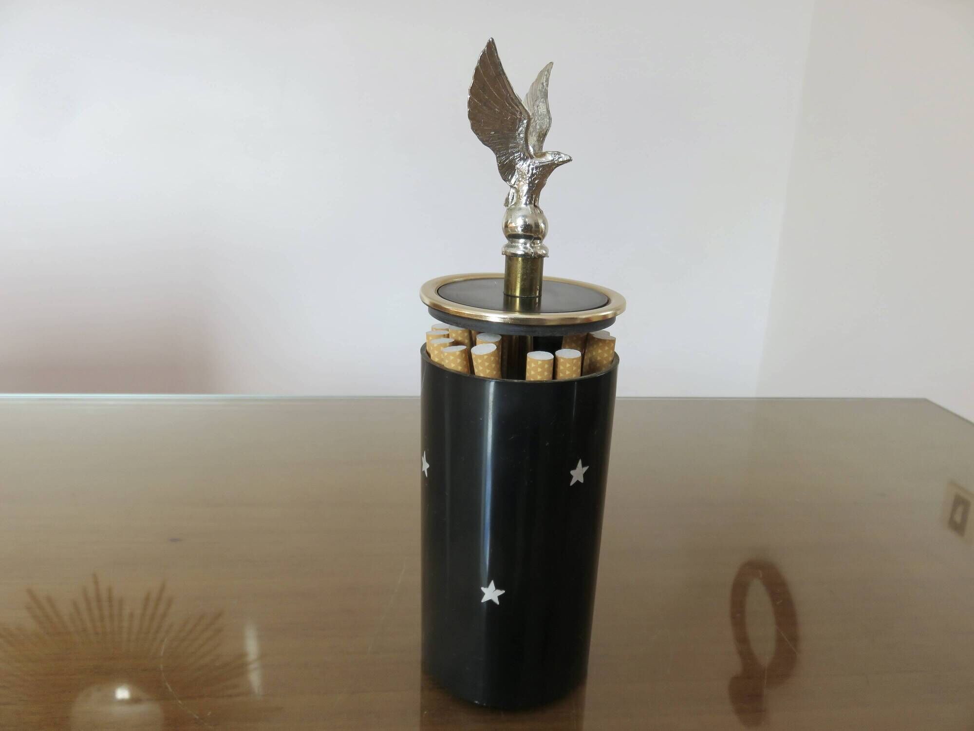 Cigarette dispenser "eagle and stars" from the 60s-70s, vintage.