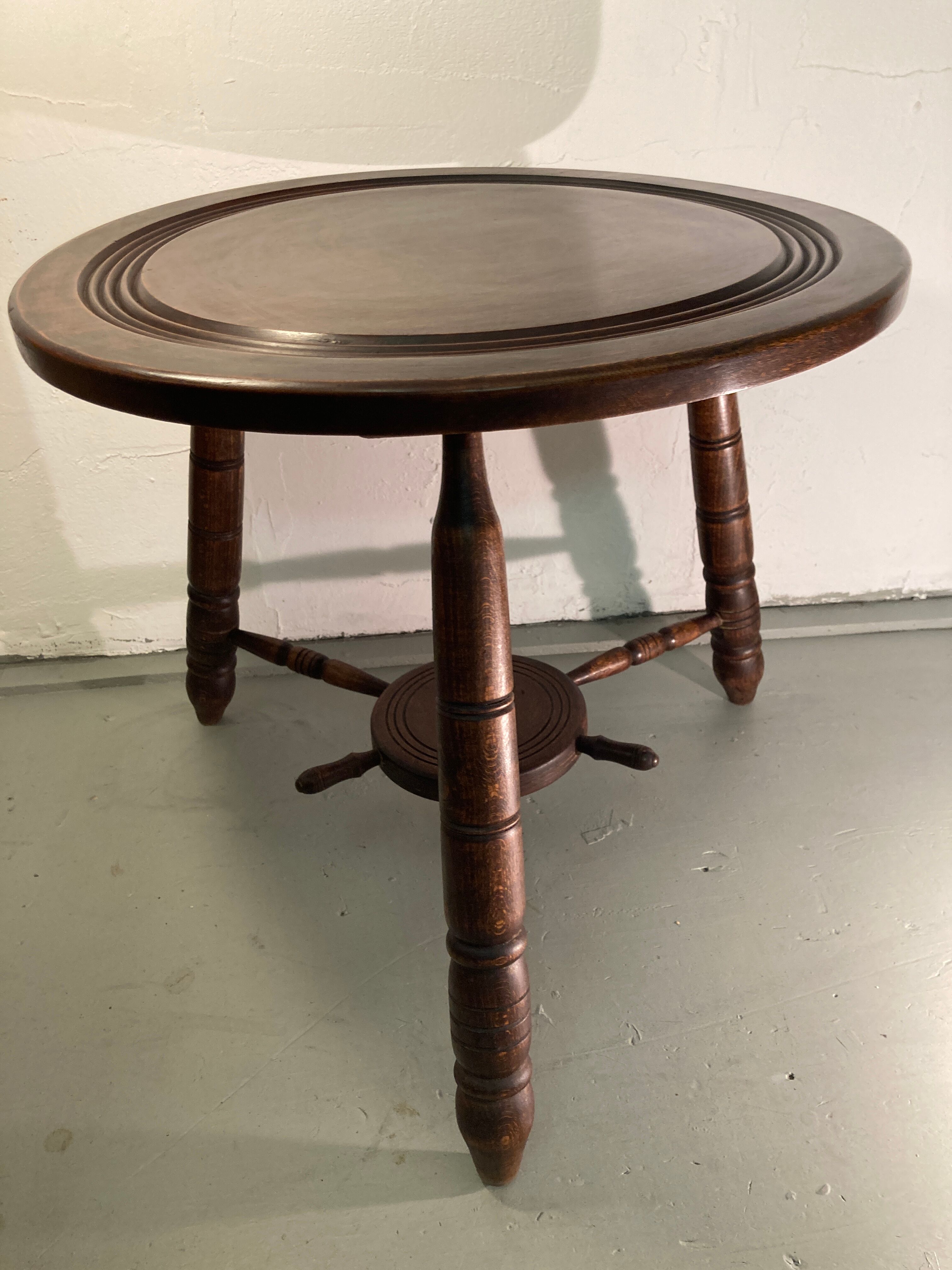 Table basse moderniste en bois tourné, années 1950
