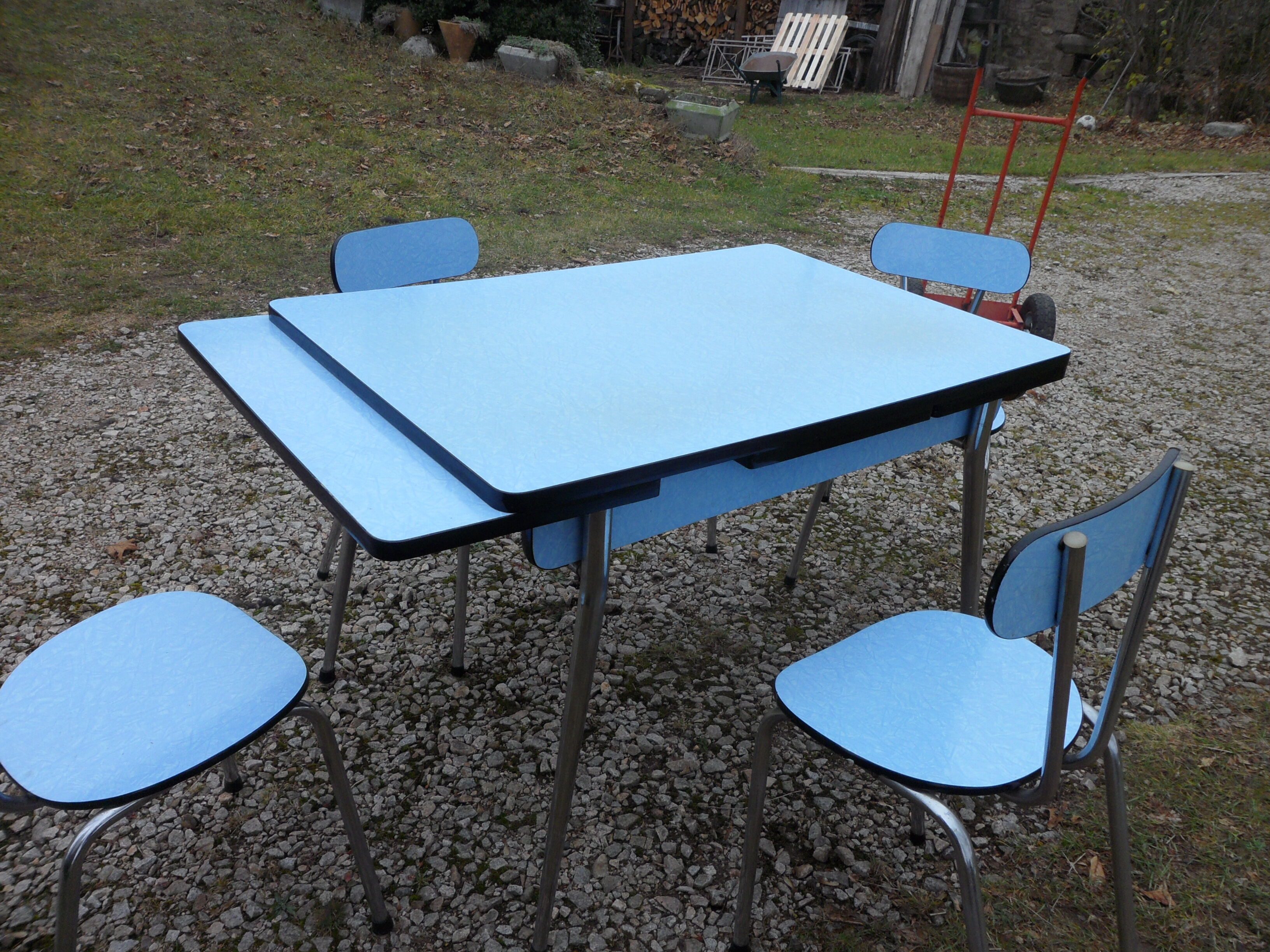 TABLE AND 4 FORMICA BLEUE CHAISES