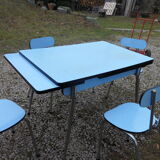 TABLE AND 4 FORMICA BLEUE CHAISES