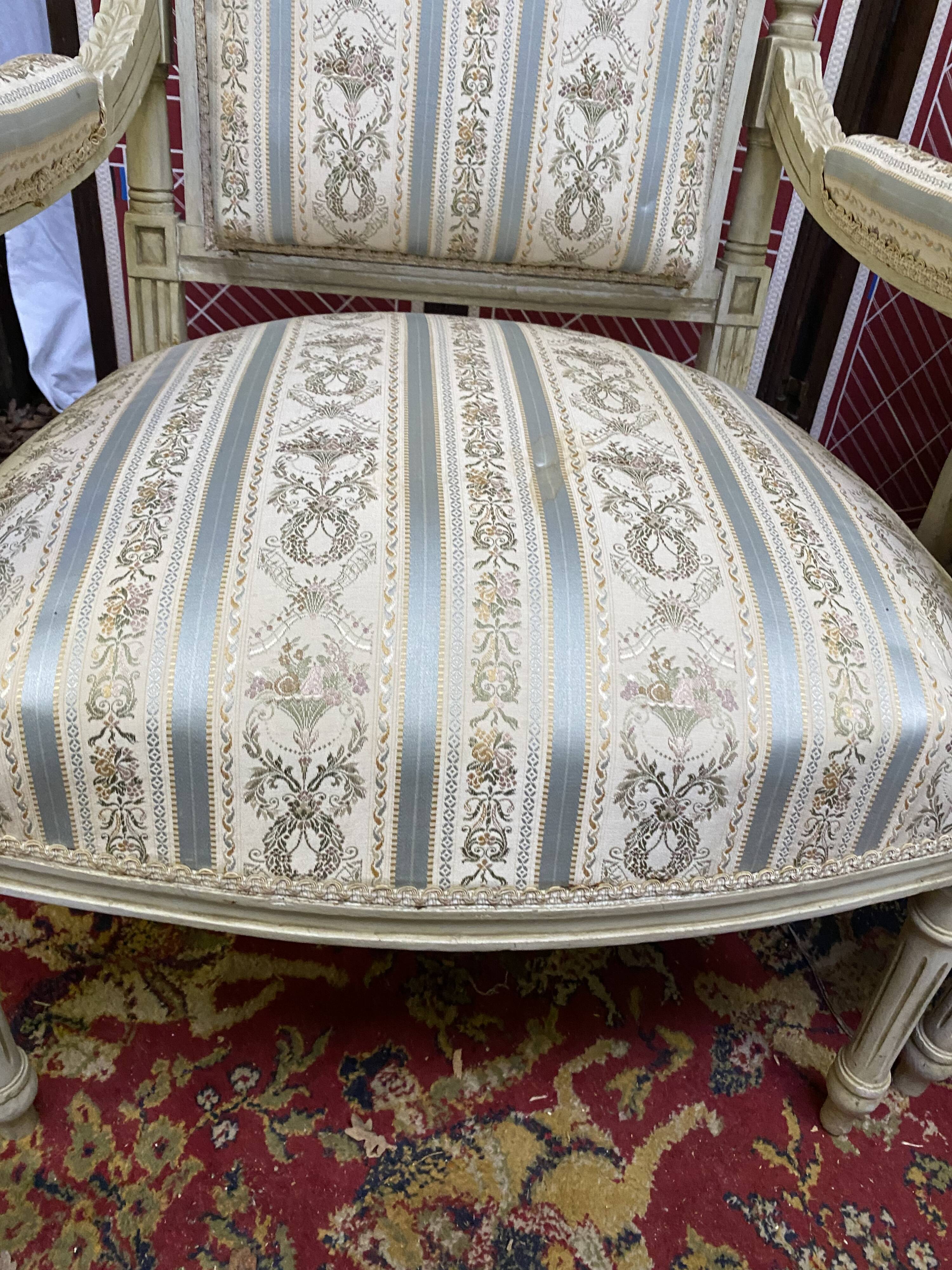 Paire de fauteuils style Louis XVl sculptés avec tissus et soieries d’origine