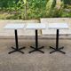 Table de bistrot carré en bois blanc pied central