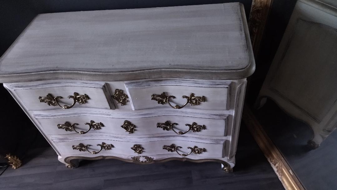 White patinated chest of drawers Louis XV style
