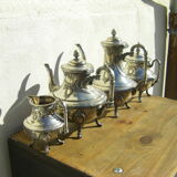 Service quatre pièces thé/café ancien en métal argenté, décor style Louis XVl