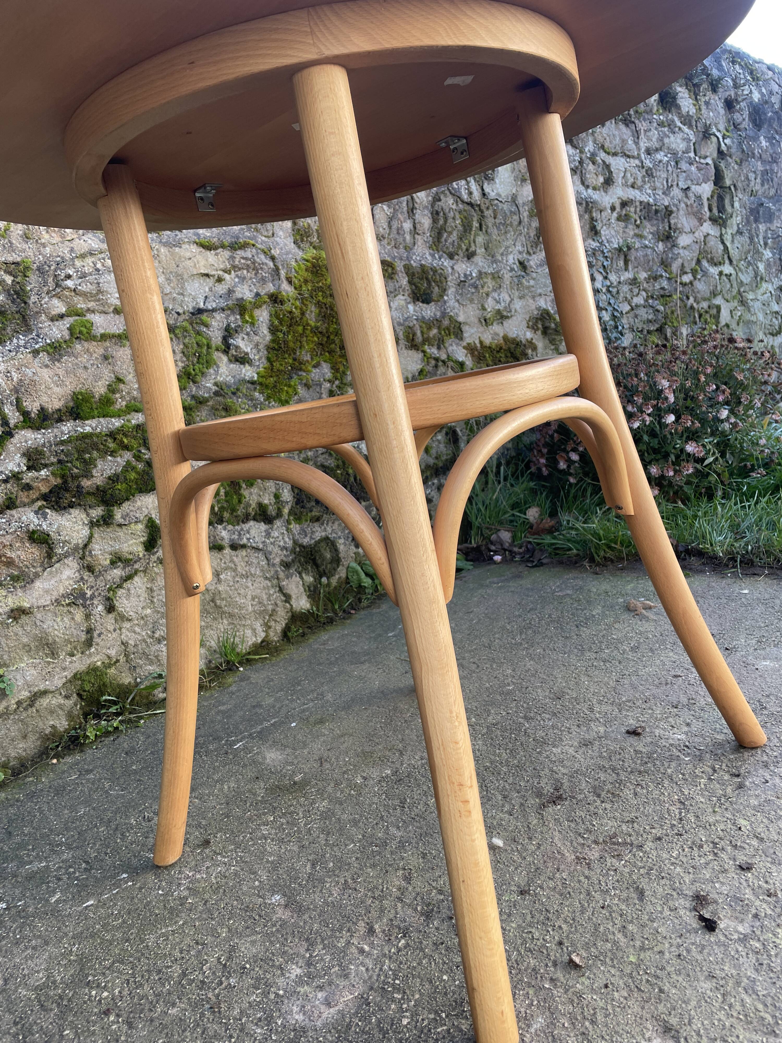 Thonet 152 round table