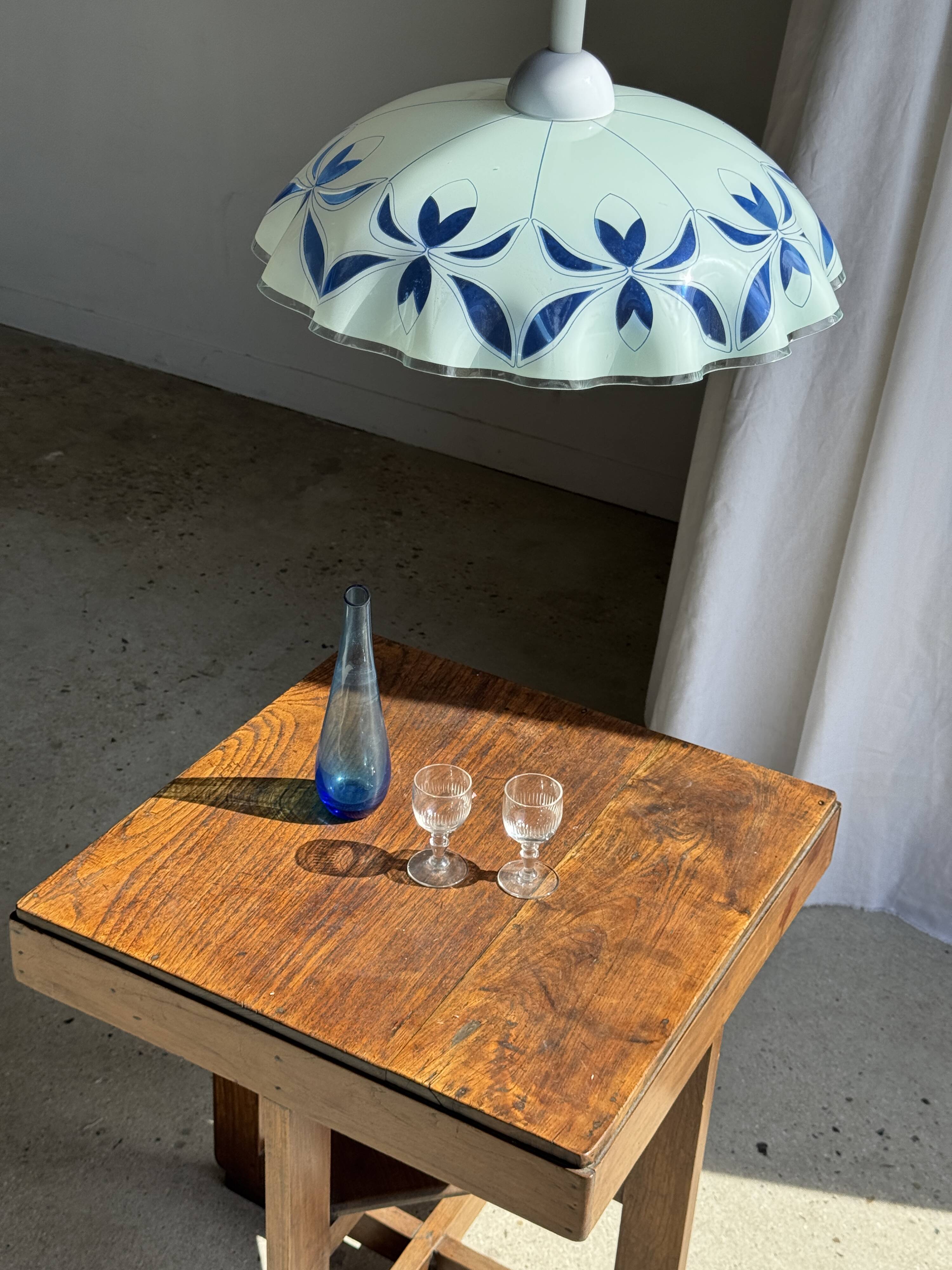 Vintage suspension in white and blue glass with wavy edge D46 H53