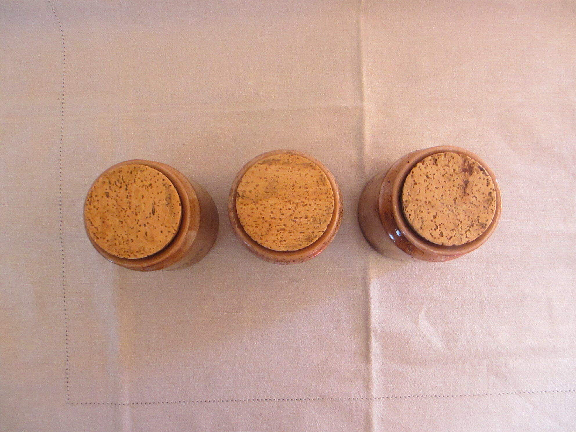 3 Spice pots with crouted cork.