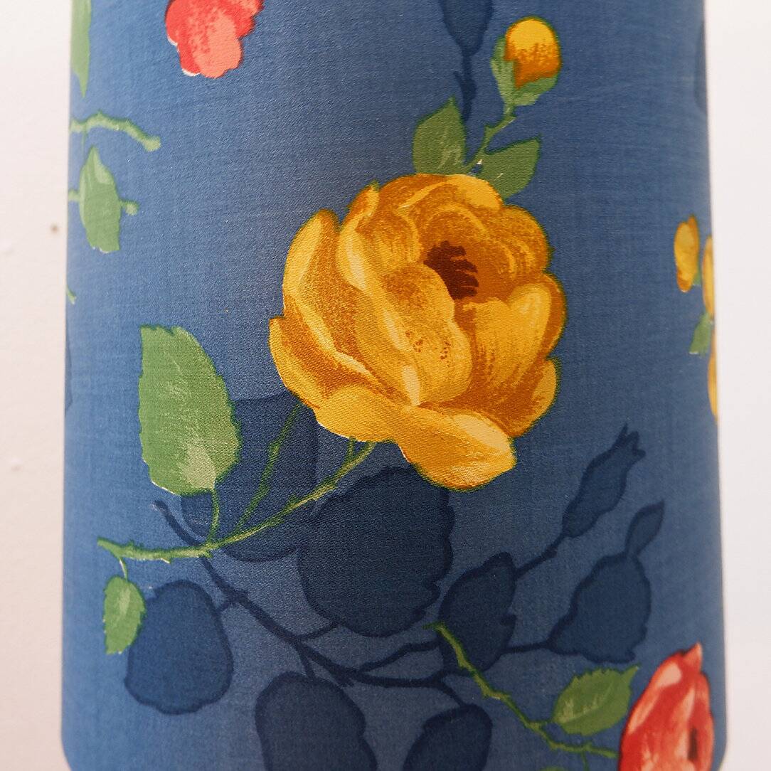 Lampe de table en verre bleu avec abat-jour à fleurs d'origine - années 1960