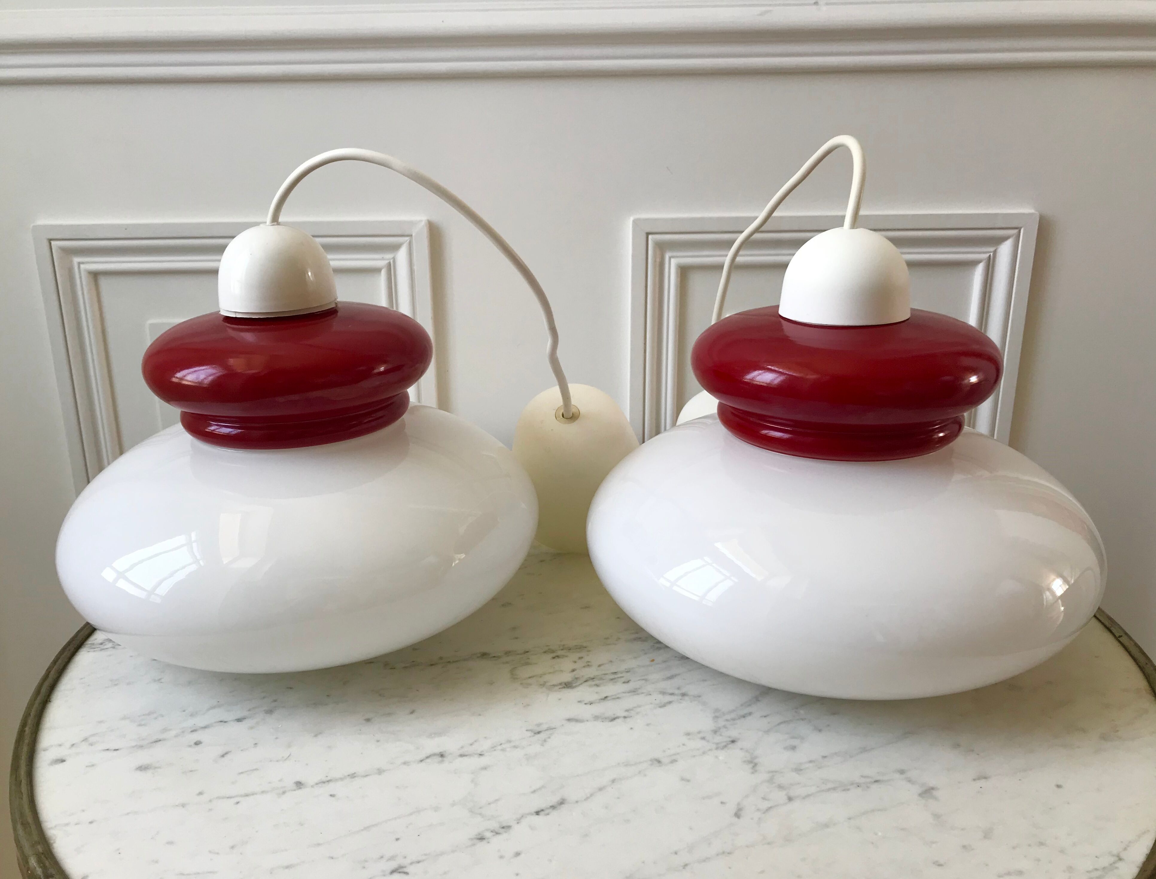 Duo de suspensions en opaline blanche et rouge années 50