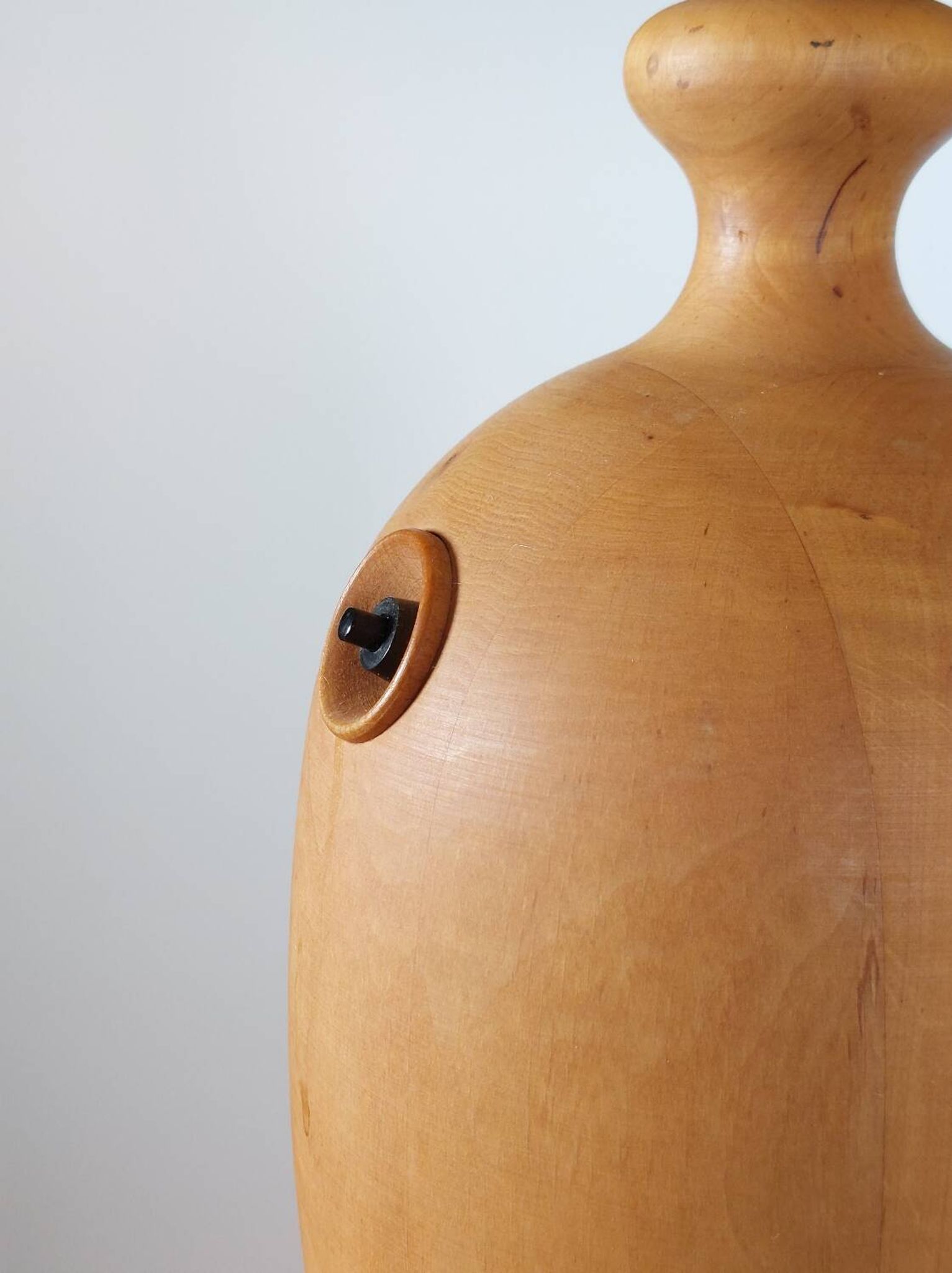 Rare lampe de table vintage en bois par Dyrlund Danemark.