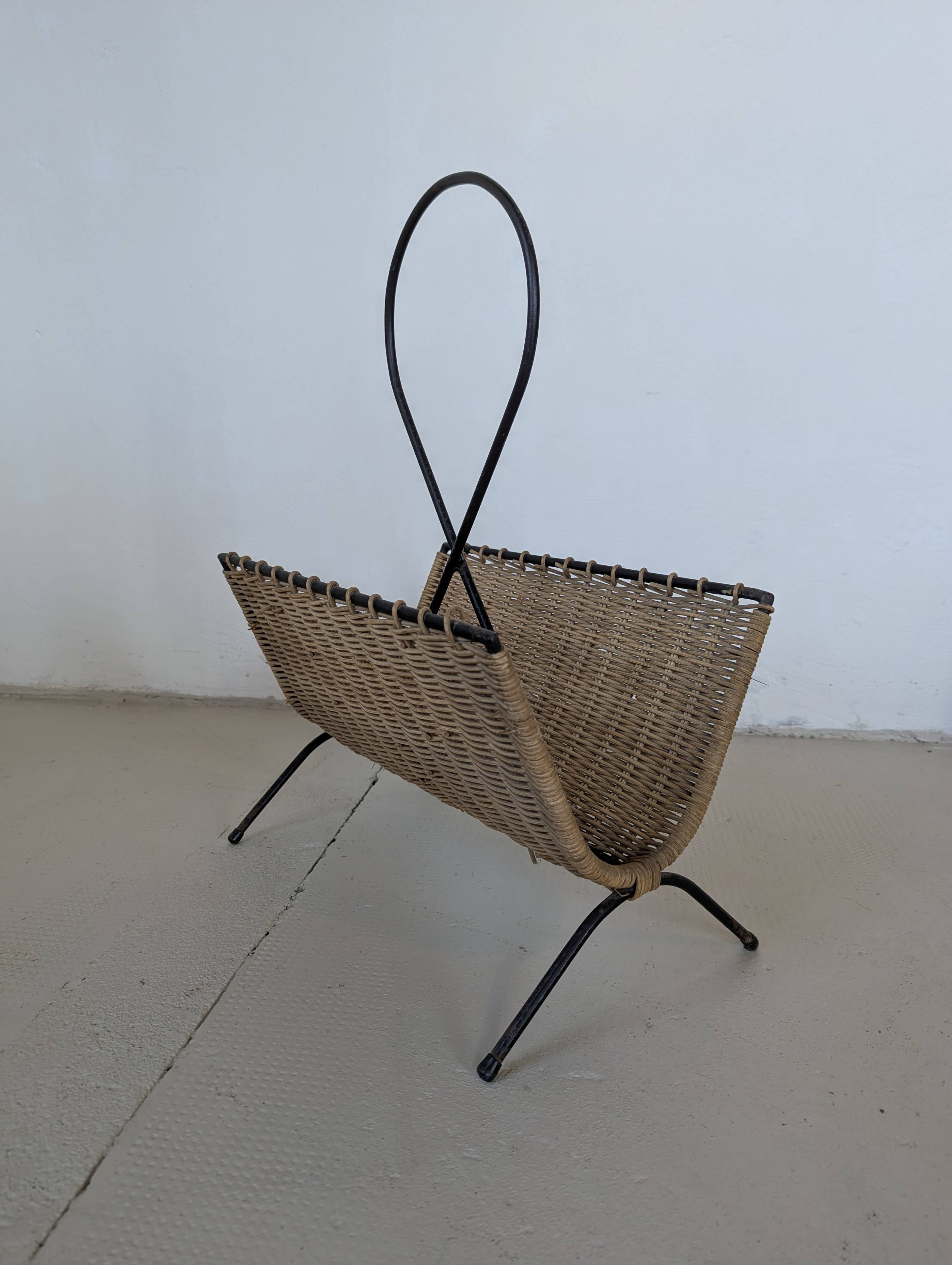 Iron and rattan magazine rack from the 60s