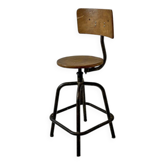 Industrial stool with adjustable height