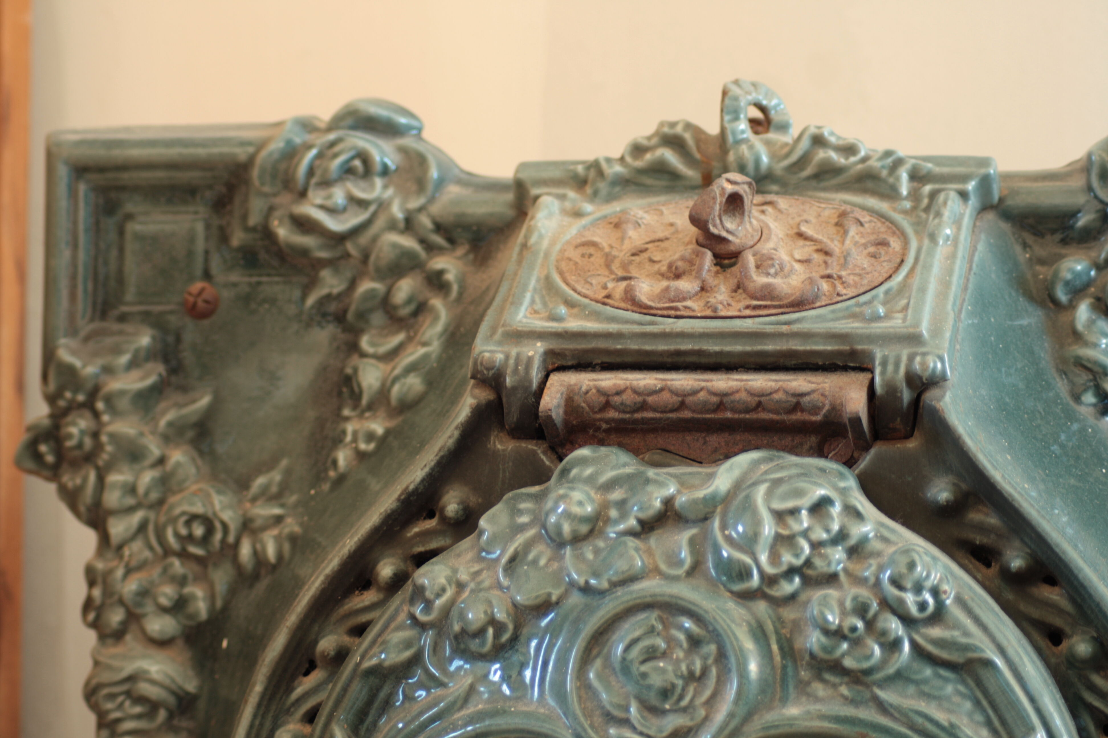 Feu ancien type salmandre en fonte