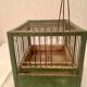 Cage à oiseaux en bois verte