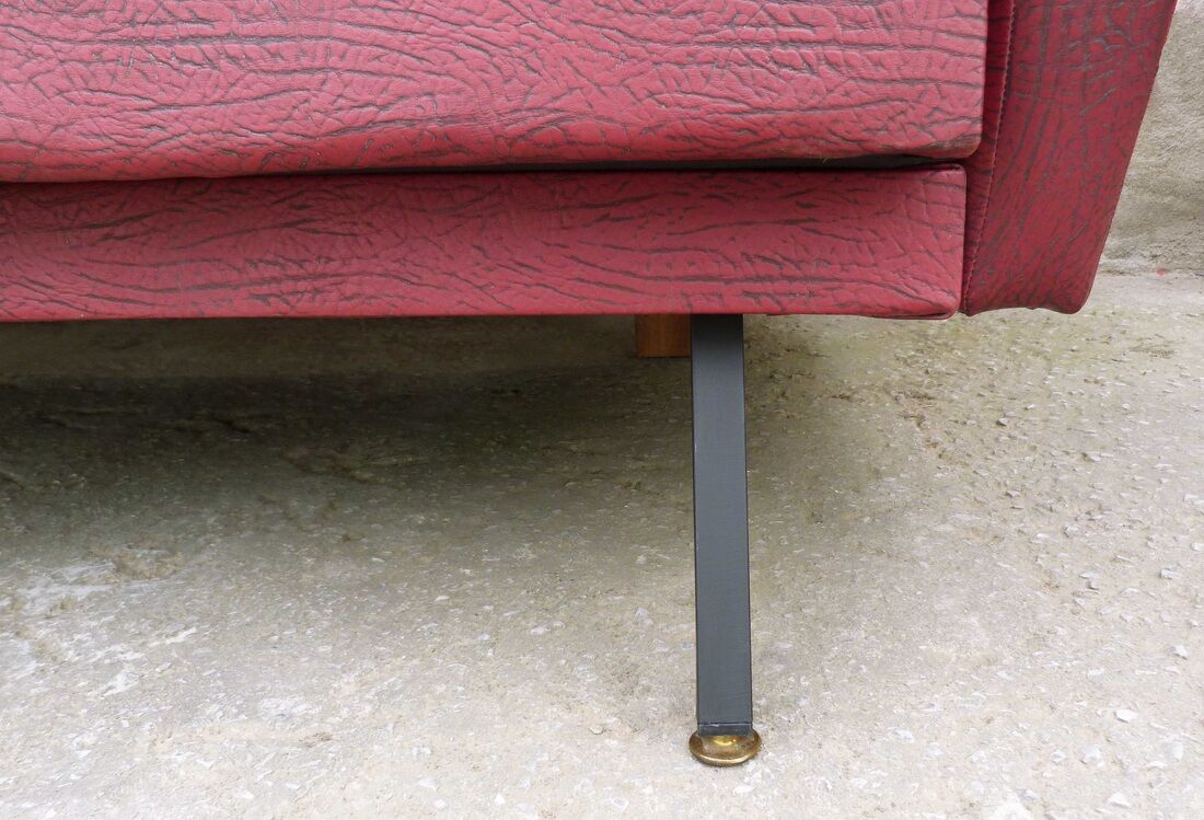 Sofa vintage red leatherette convertible